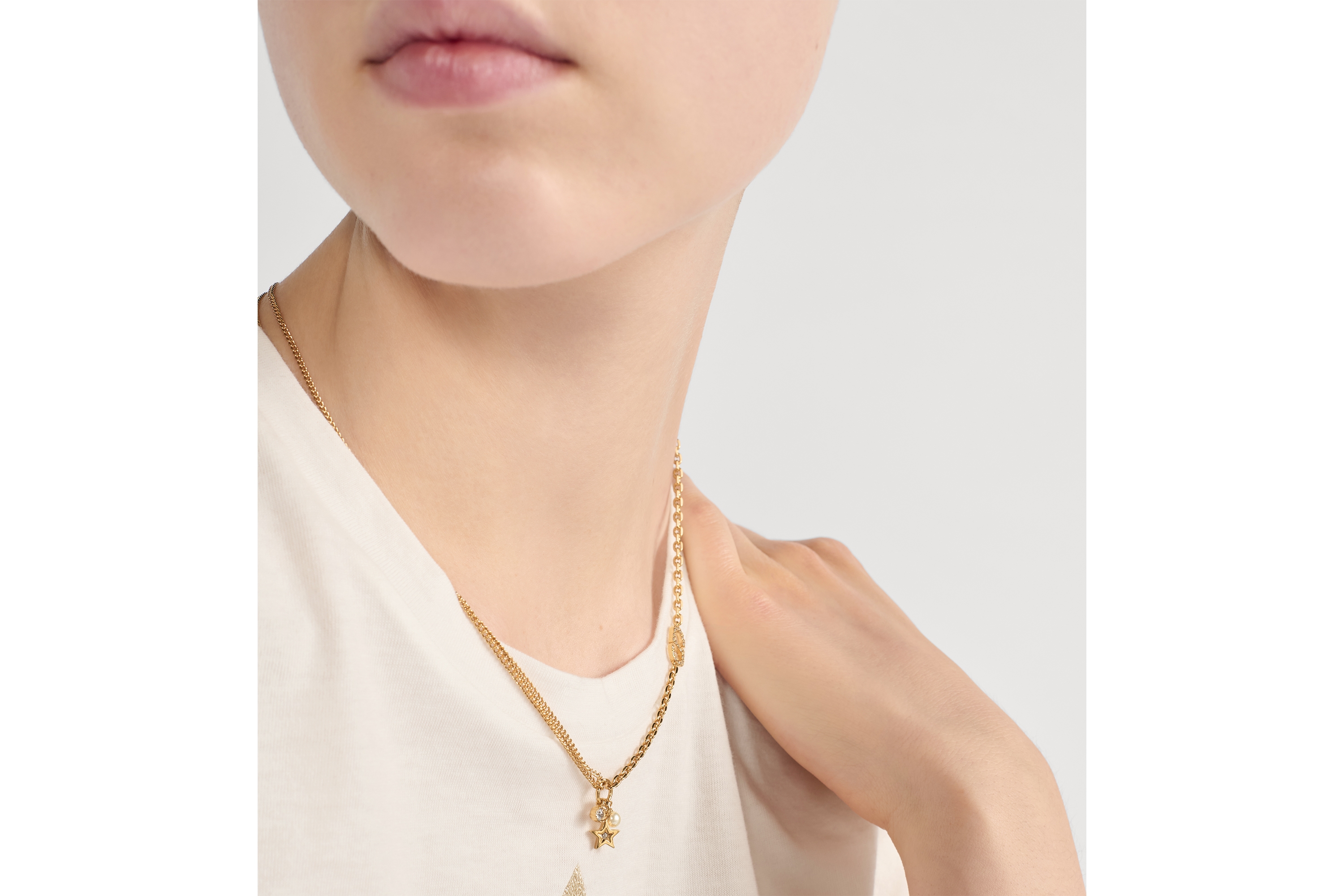 Petit CD Multi 项链 金色饰面金属、白色树脂珠饰和银色调晶体装饰 E12