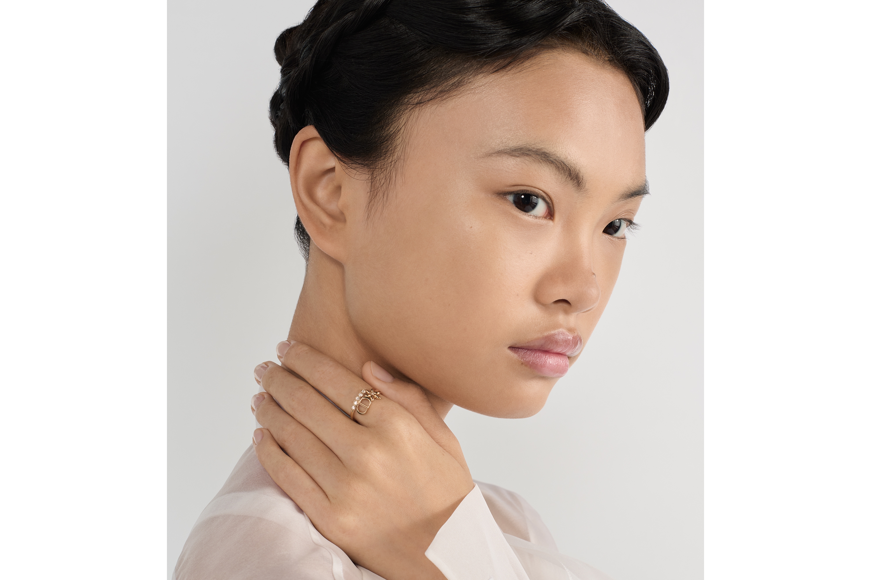 Petit CD Daisy 戒指 浅金色饰面金属和银色调晶体装饰 E08