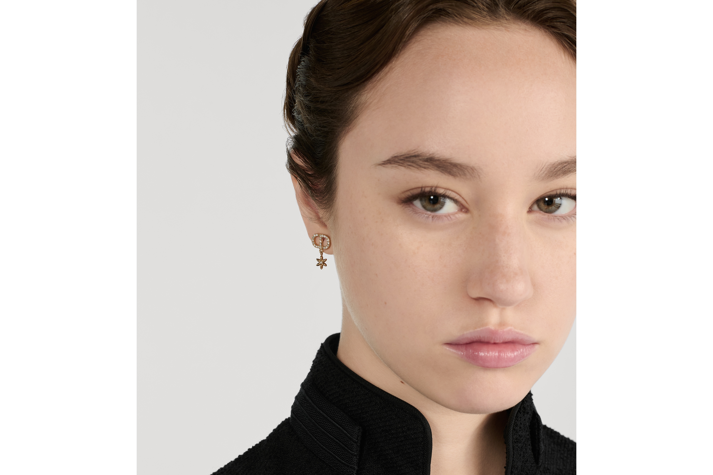 Petit CD Daisy 耳环 浅金色饰面金属、白色树脂珠饰和银色调晶体装饰 E08