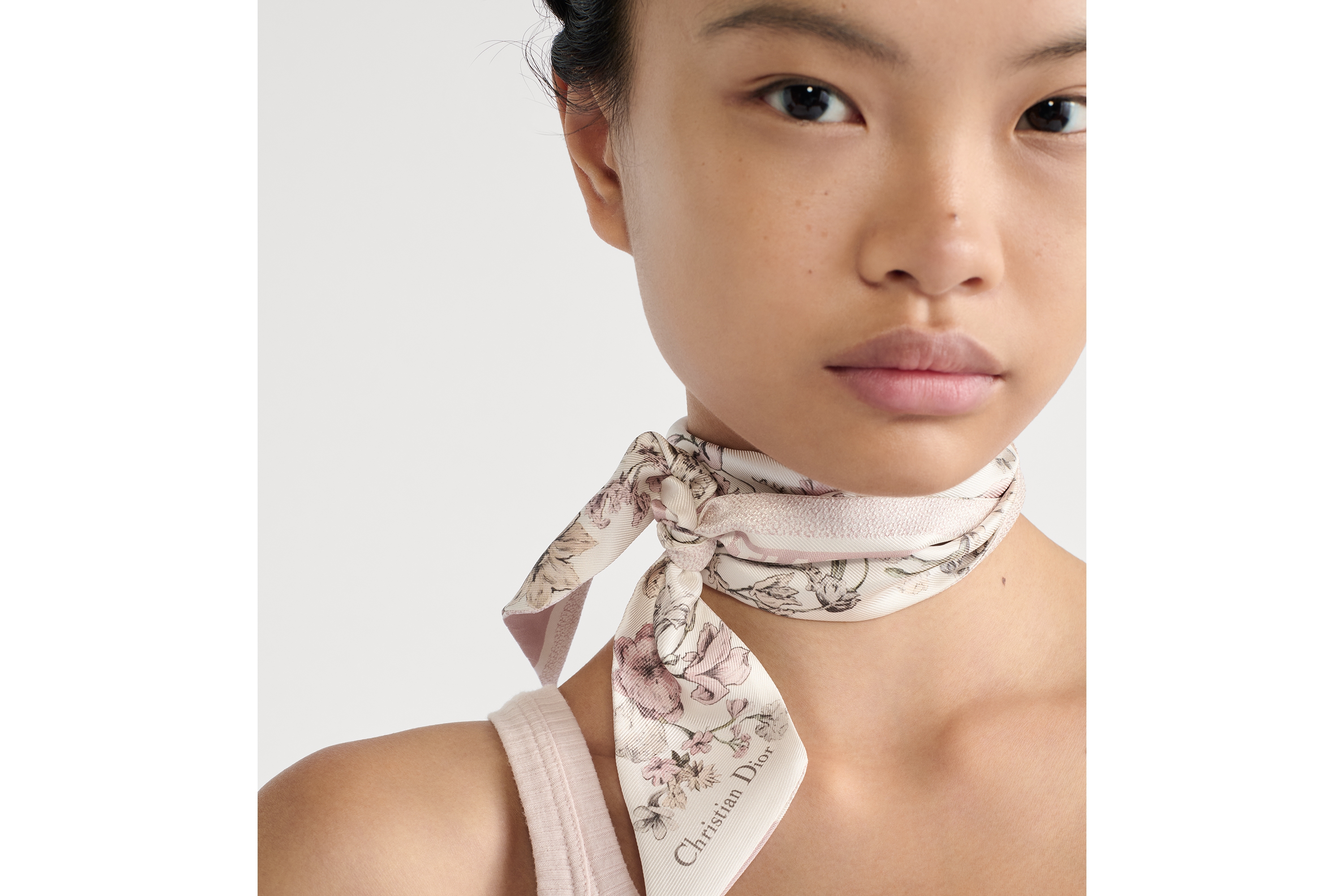 look_image_alt_prefix Mitzah 丝巾 白色和粉色桑蚕丝斜纹面料 Millefiori 图案 E12