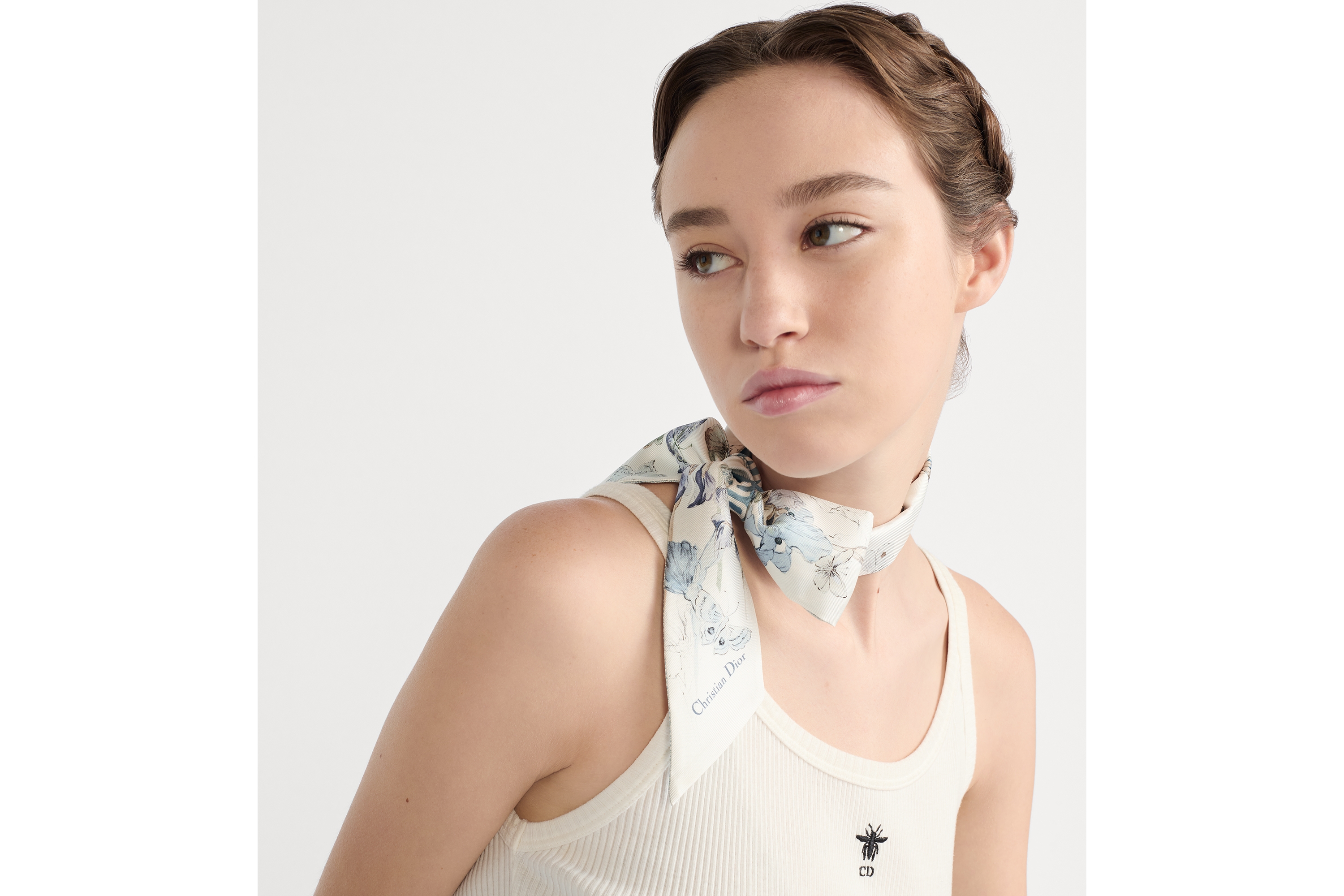 look_image_alt_prefix Mitzah 丝巾 白色和天蓝色桑蚕丝斜纹面料 Butterflies & Iris 图案 E07