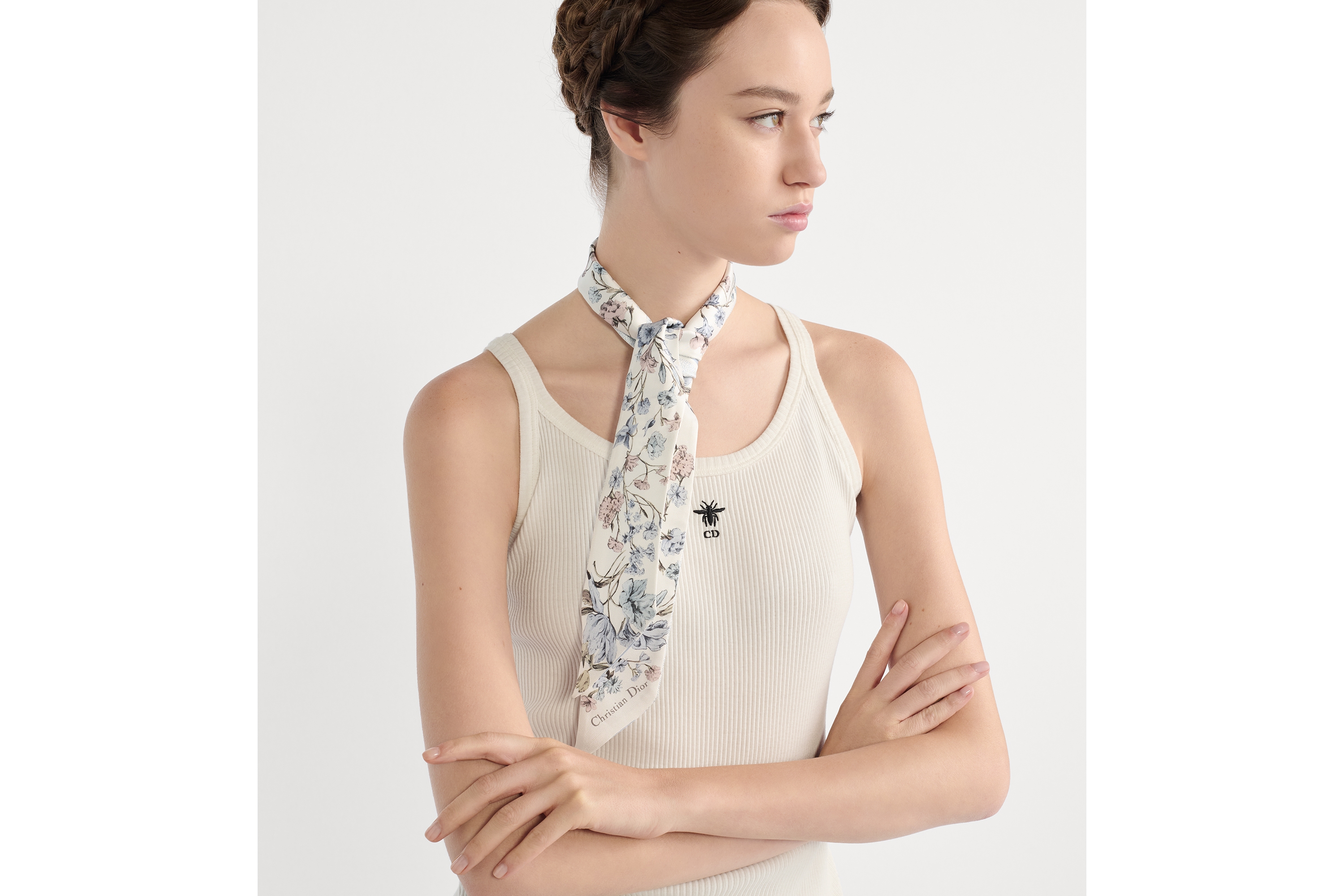 Mitzah 丝巾 白色和蓝色桑蚕丝斜纹面料 Millefiori 图案 E08