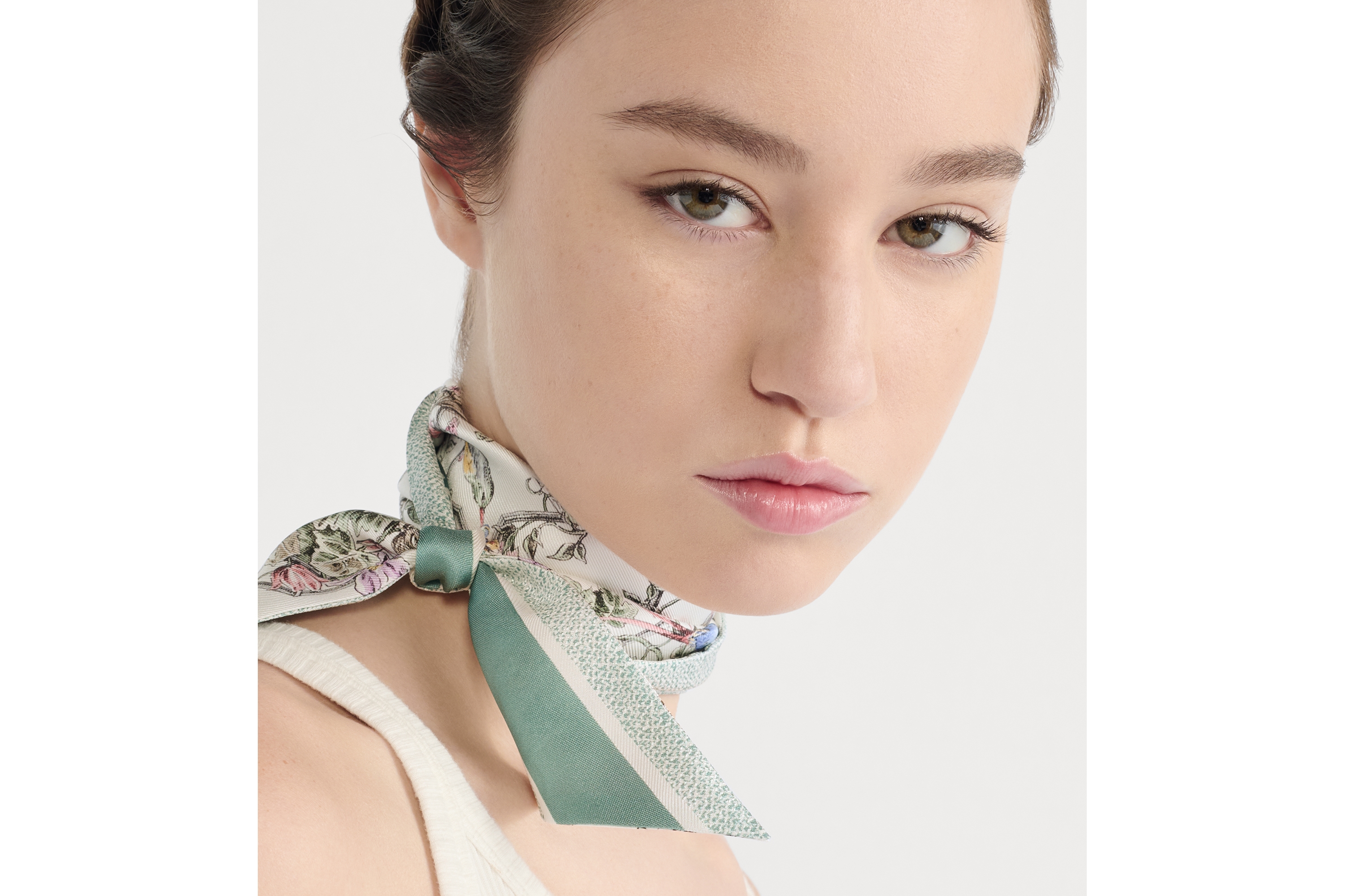 look_image_alt_prefix Mitzah 丝巾 多色桑蚕丝斜纹面料 Jardin D-Étoile 图案 E08