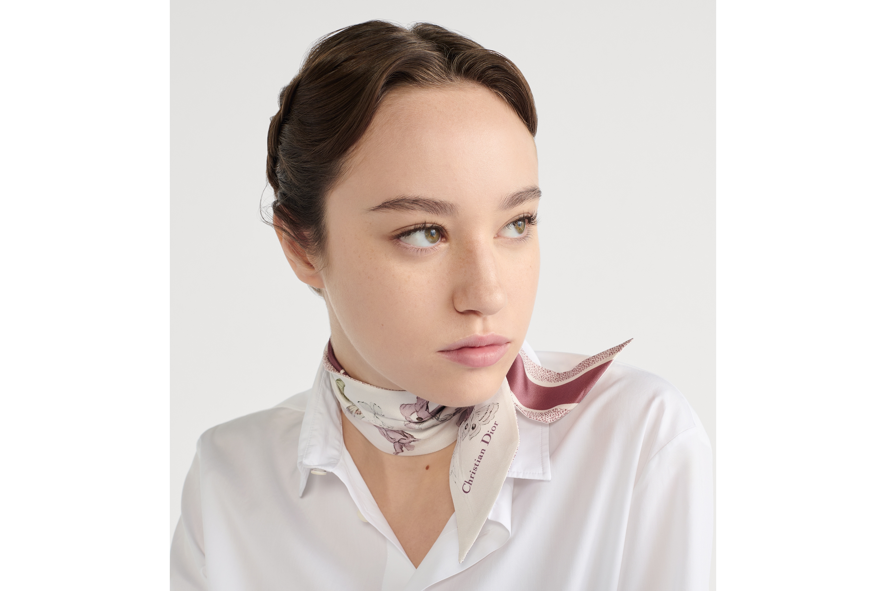 Mitzah 丝巾 白色和胭脂粉色桑蚕丝斜纹面料多色  Butterflies & Iris 图案 E08