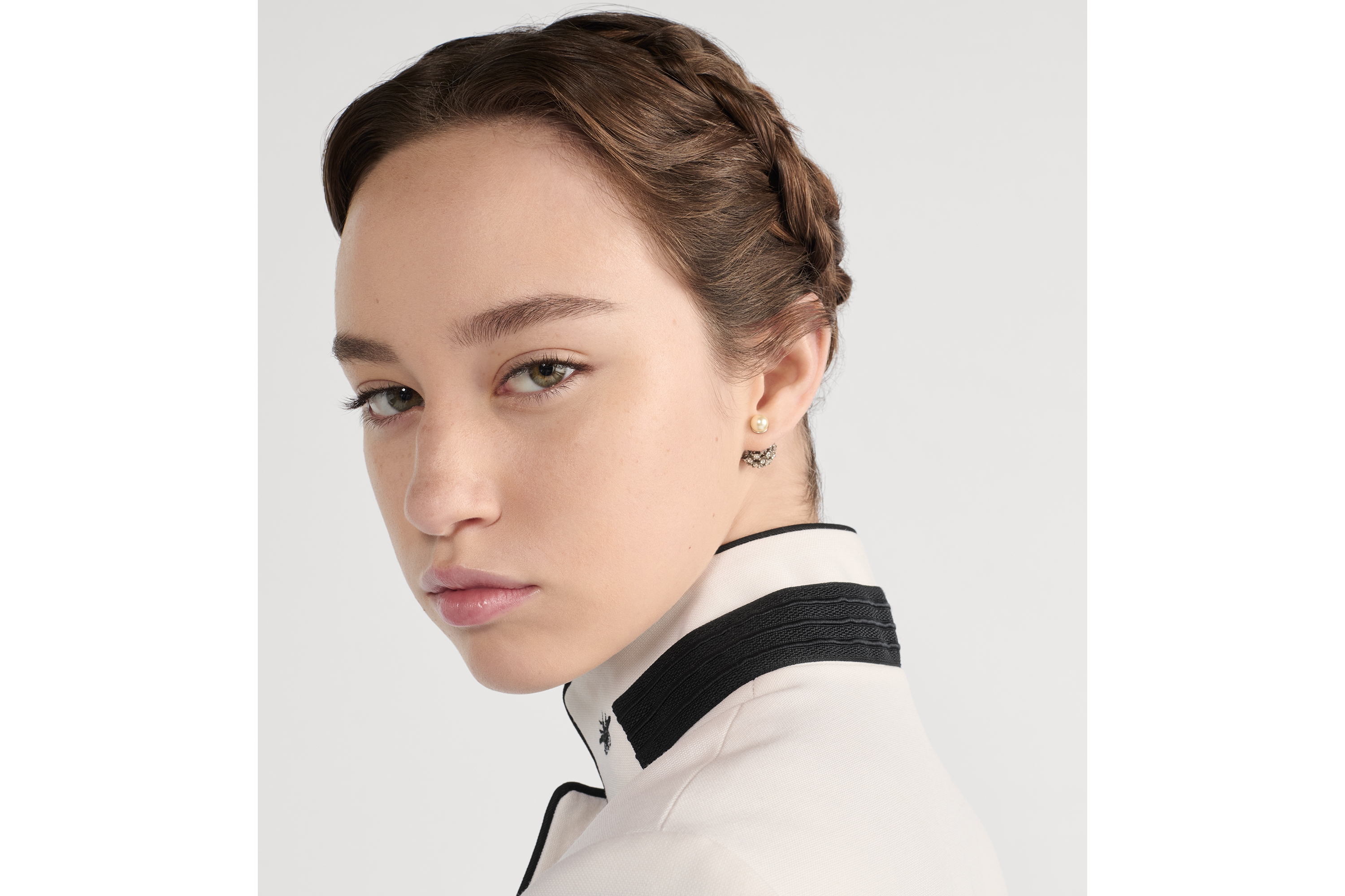 look_image_alt_prefix Dior Tribales 耳环 银色饰面金属搭配白色树脂珠饰和银色调晶体装饰 E07