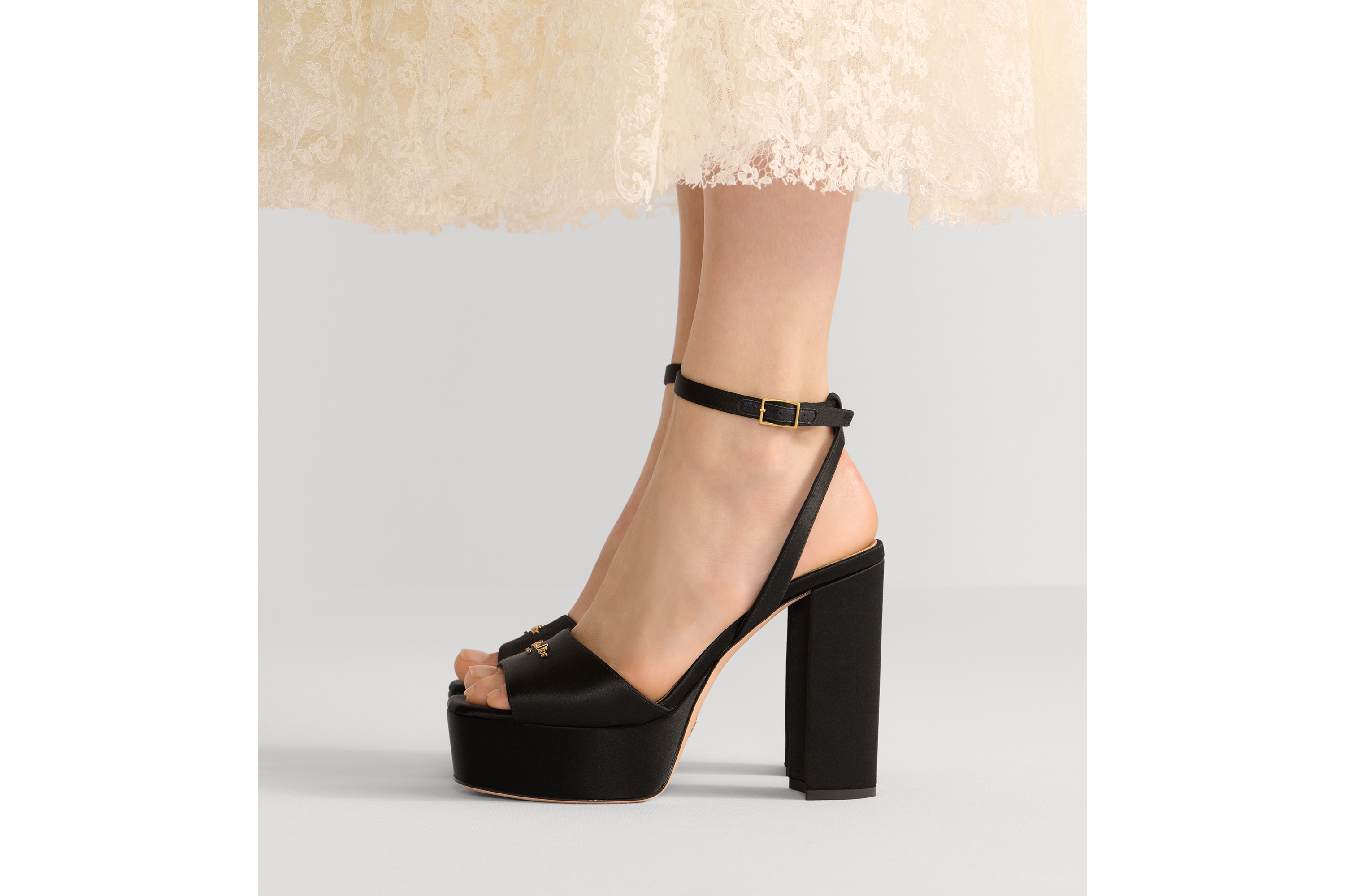 D-Lane 厚底凉鞋 黑色缎面面料 E15