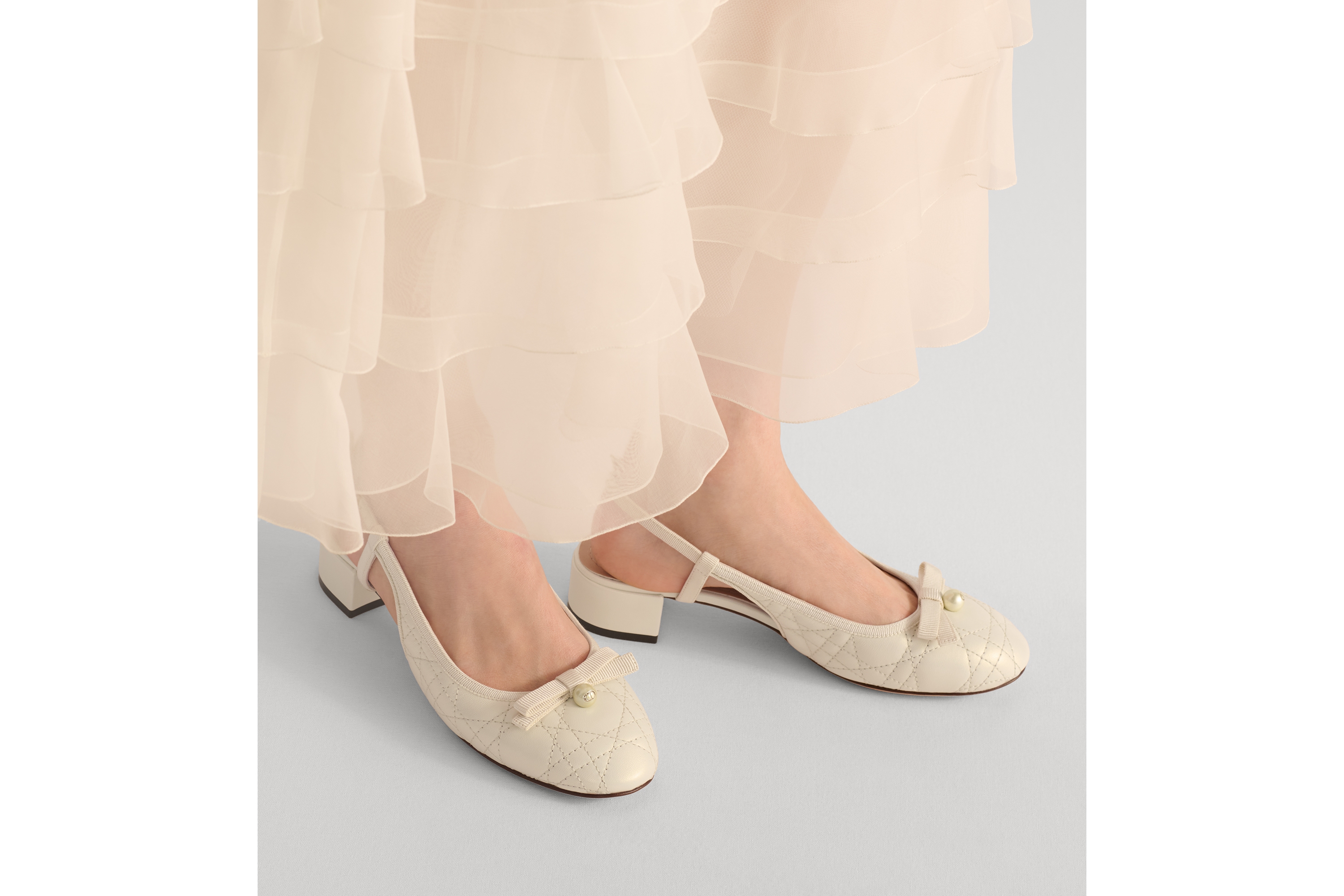 look_image_alt_prefix Dior Ballet 露跟高跟鞋 珠光白色羊皮革藤格纹 E15