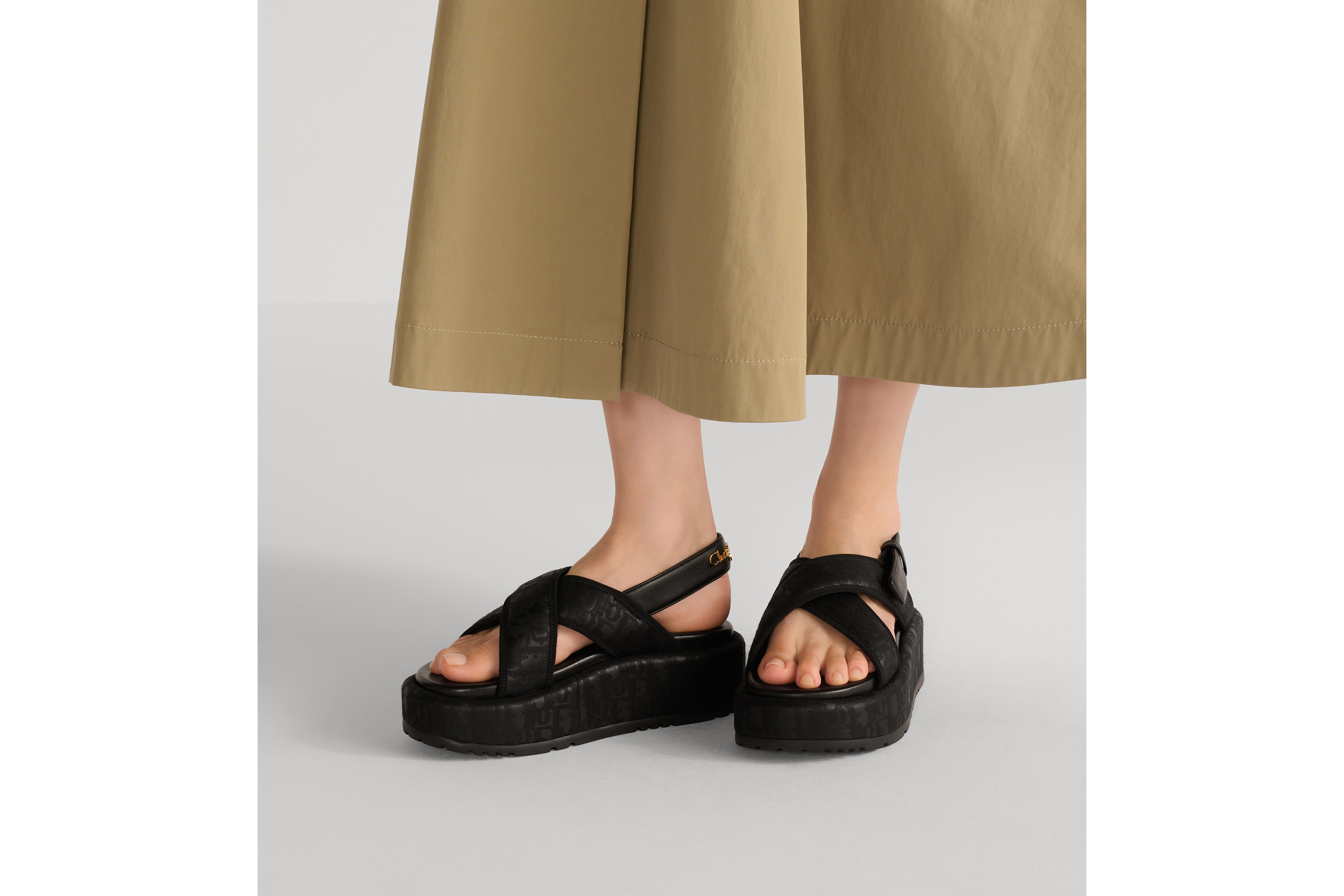 look_image_alt_prefix D-Lane 厚底凉鞋 光泽科技面料黑色 Oblique 印花 E14