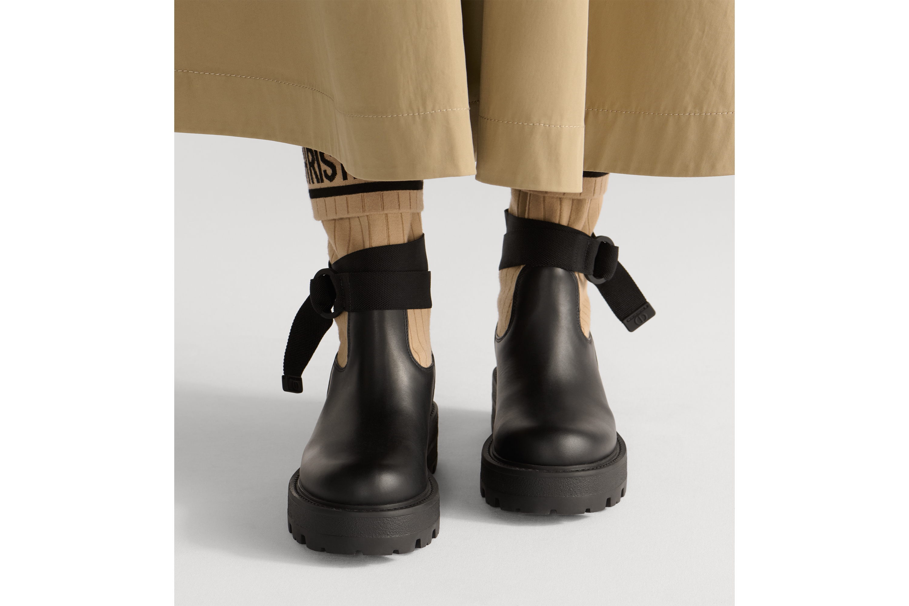 D-Major 及踝靴 黑色牛皮革搭配米色和黑色科技针织面料 E14