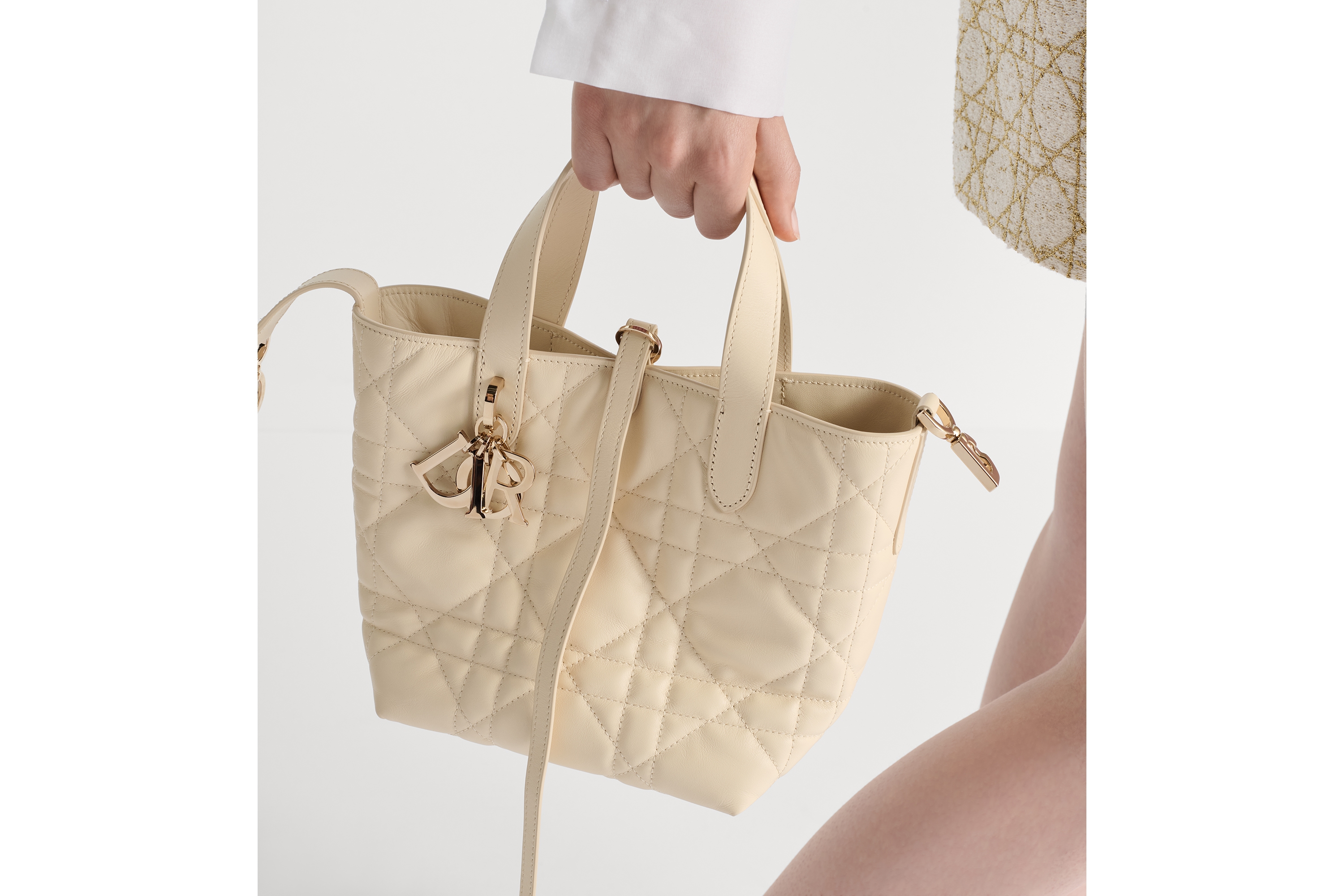 小号 Dior Toujours 竖版手袋 浅米色牛皮革超大藤格纹 E11