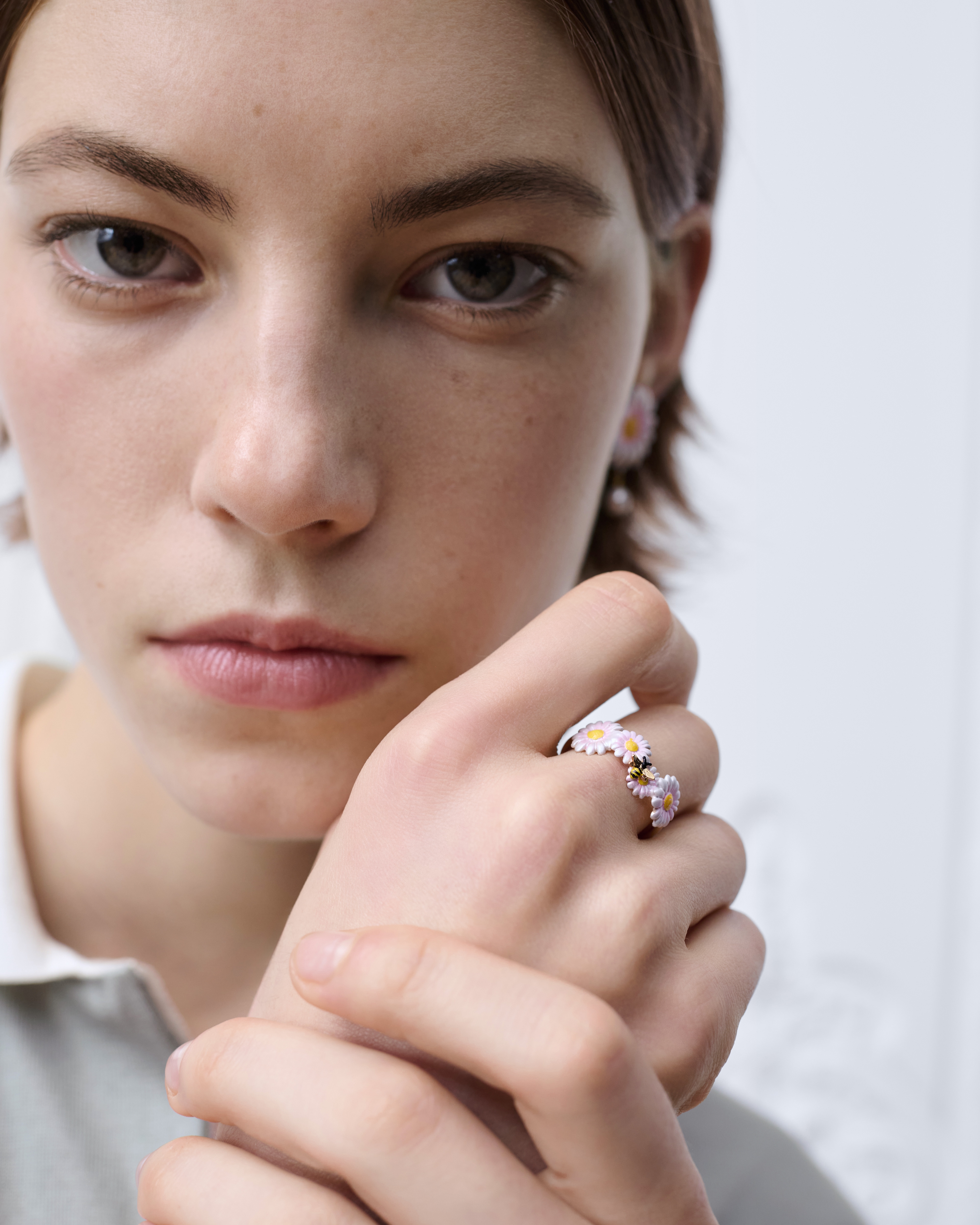 look_image_alt_prefix Dior Daisy 戒指 金色饰面金属和多色涂漆装饰 E10