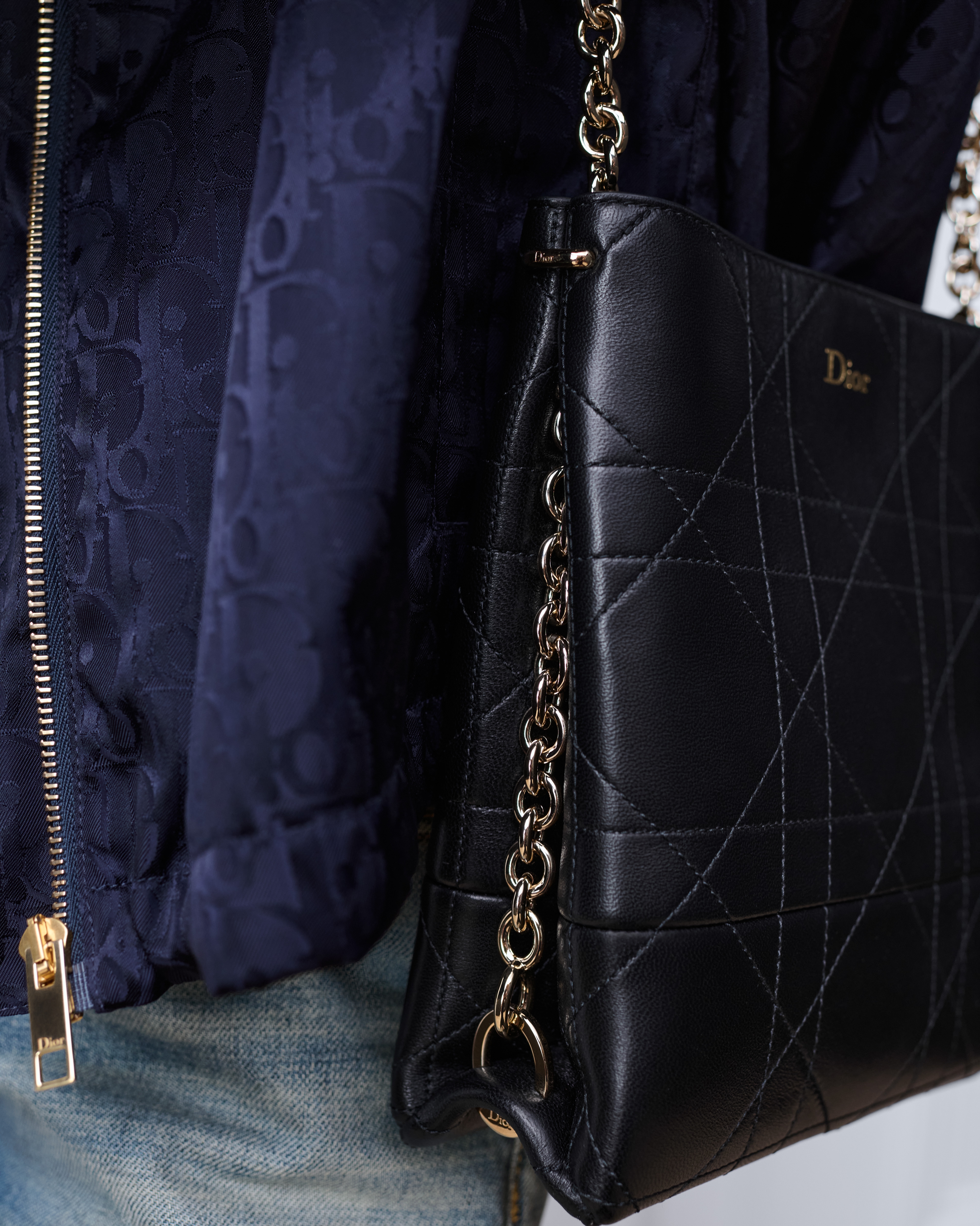 look_image_alt_prefix 小号 Dior Trianon 竖版链条手袋 黑色羊皮革扁平超大藤格纹 E17