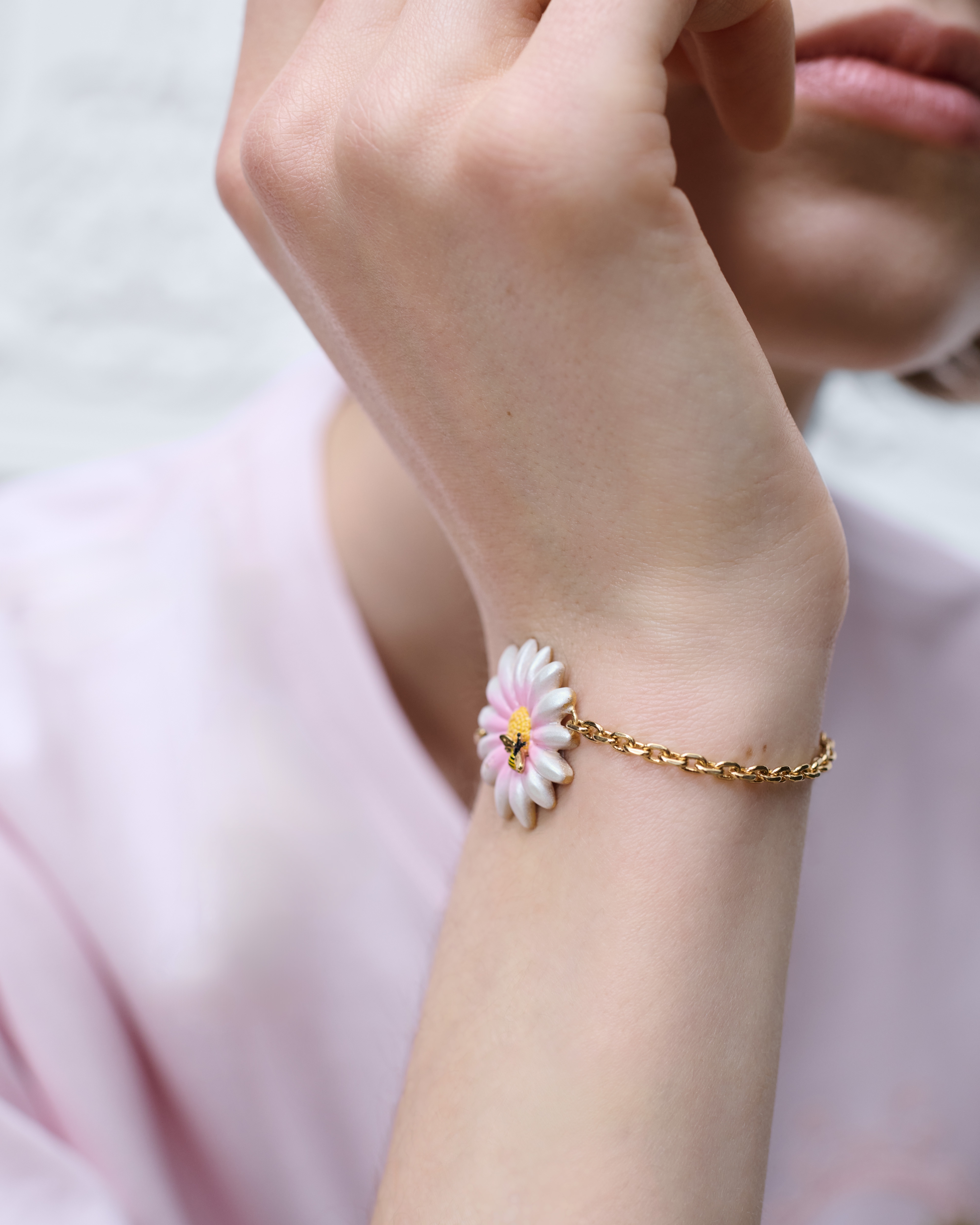 look_image_alt_prefix Dior Daisy 手链 金色饰面金属和多色涂漆装饰 E11