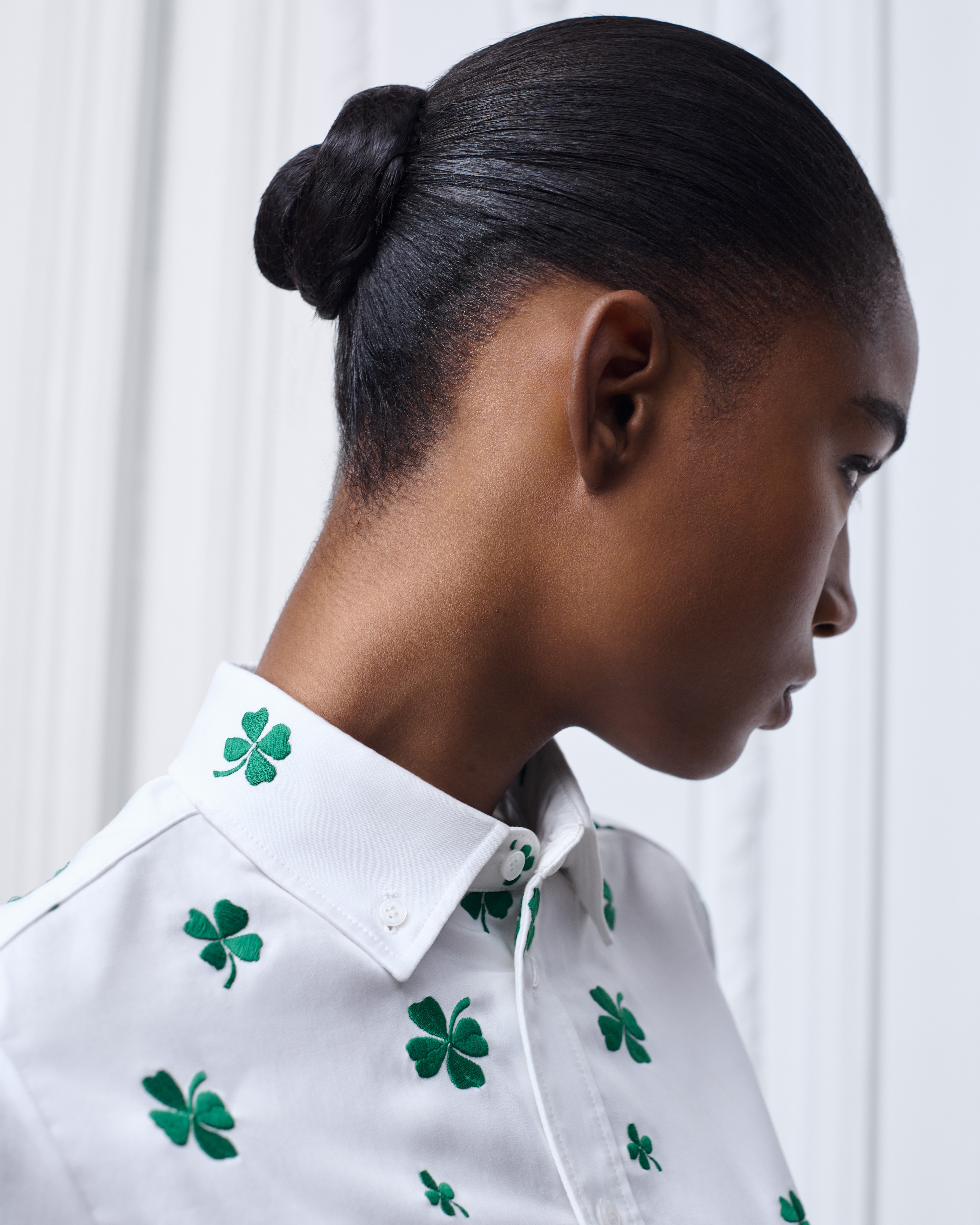 look_image_alt_prefix 衬衫 白色棉质混纺府绸面料绿色 Dior Clover 图案刺绣 E08