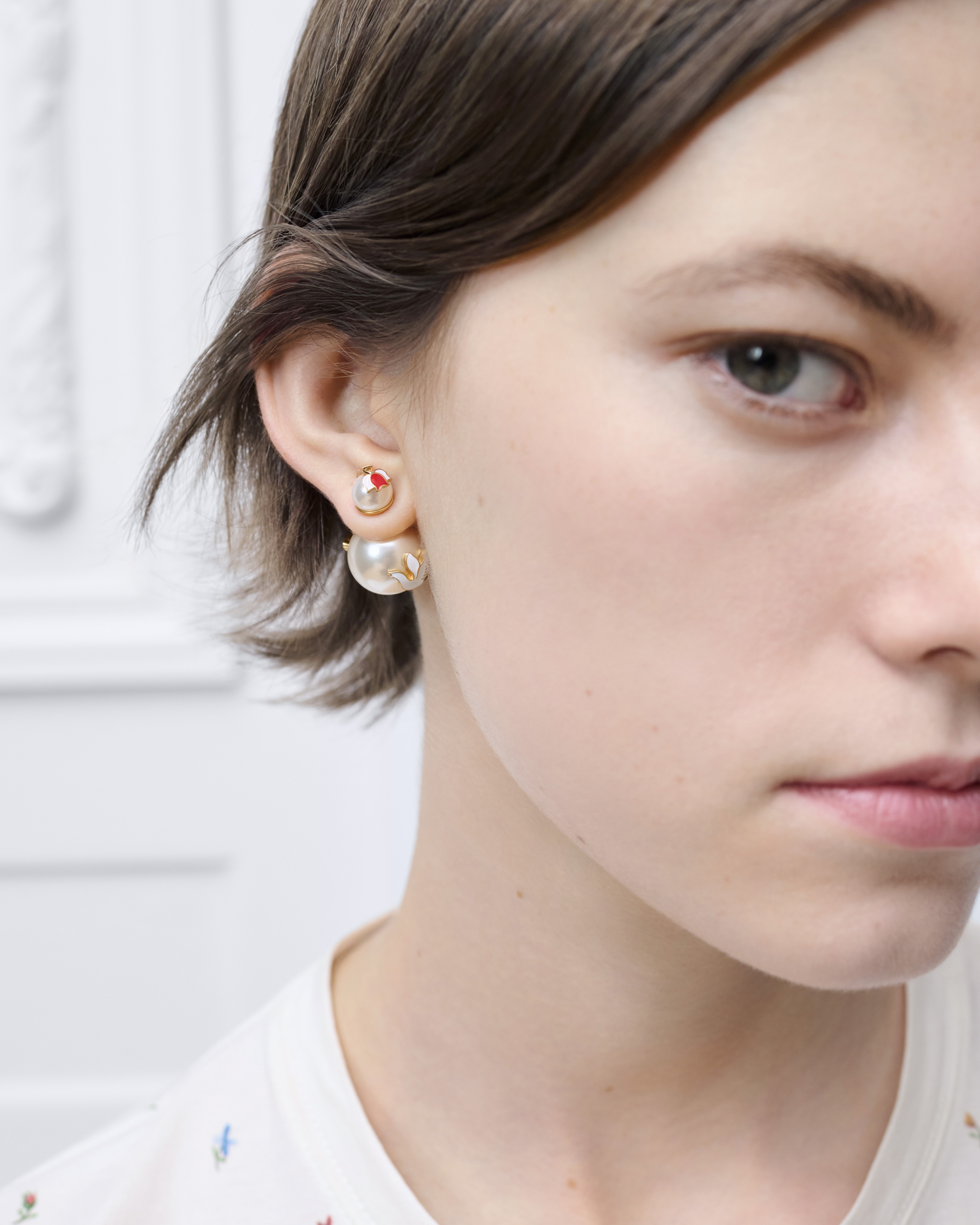 look_image_alt_prefix Dioramour Dior Tribales 耳环 金色饰面金属、白色树脂珠饰和多色涂漆装饰 E08