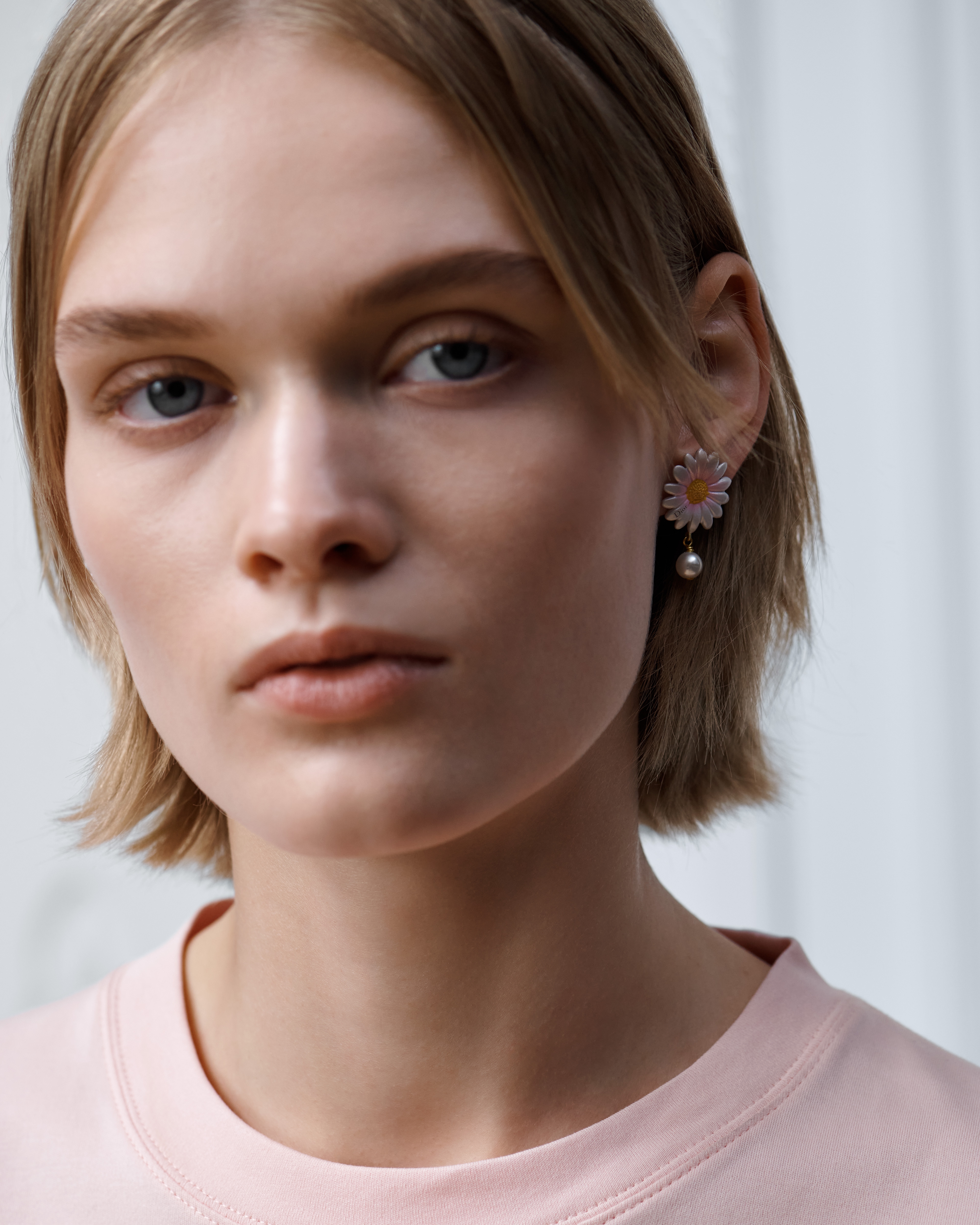 look_image_alt_prefix Dior Daisy 耳环 金色饰面金属、白色树脂珠饰和多色涂漆装饰 E07