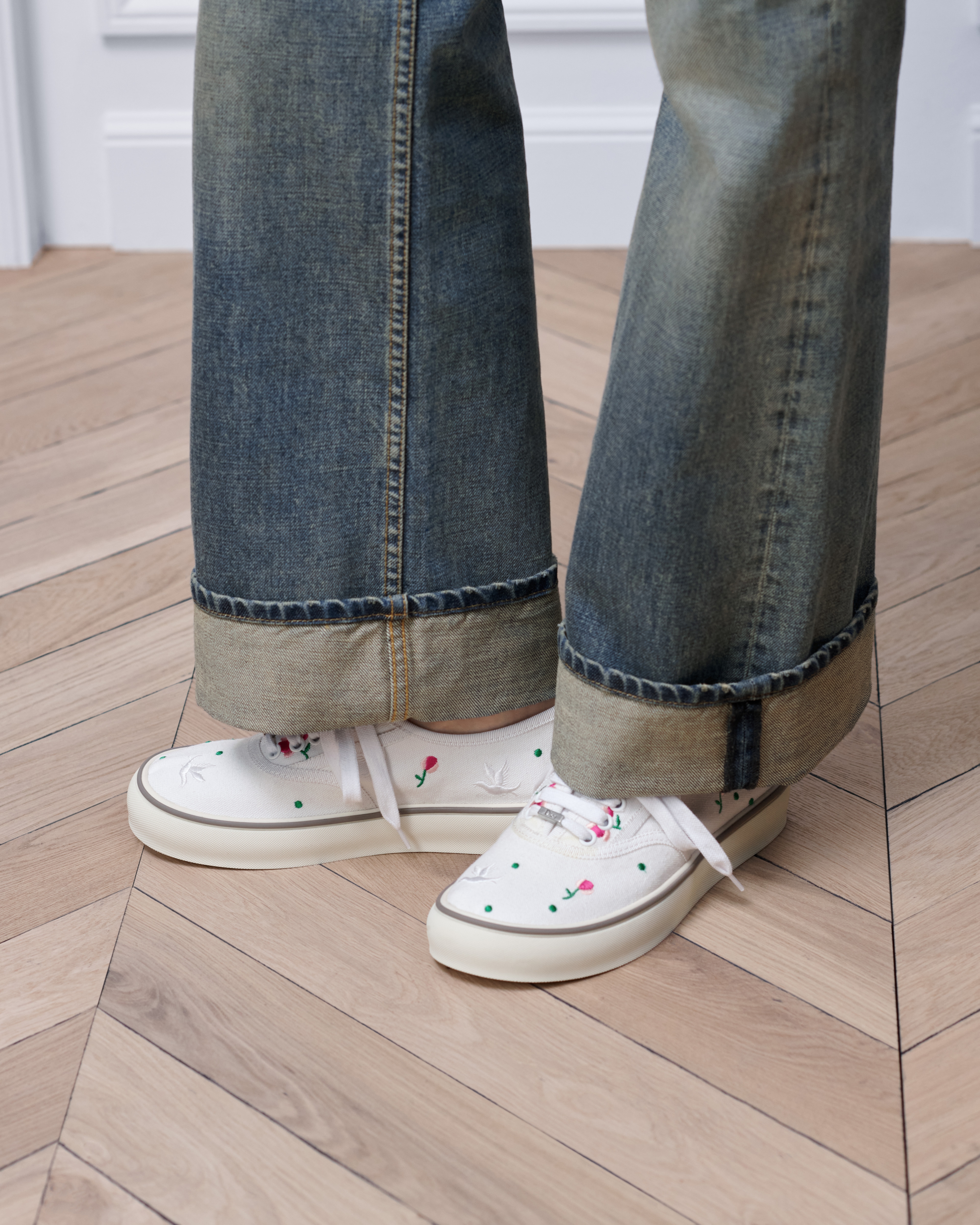 Dioramour Dior Saltwind 运动鞋 白色棉质面料多色 Doves & Roses 图案刺绣 E15