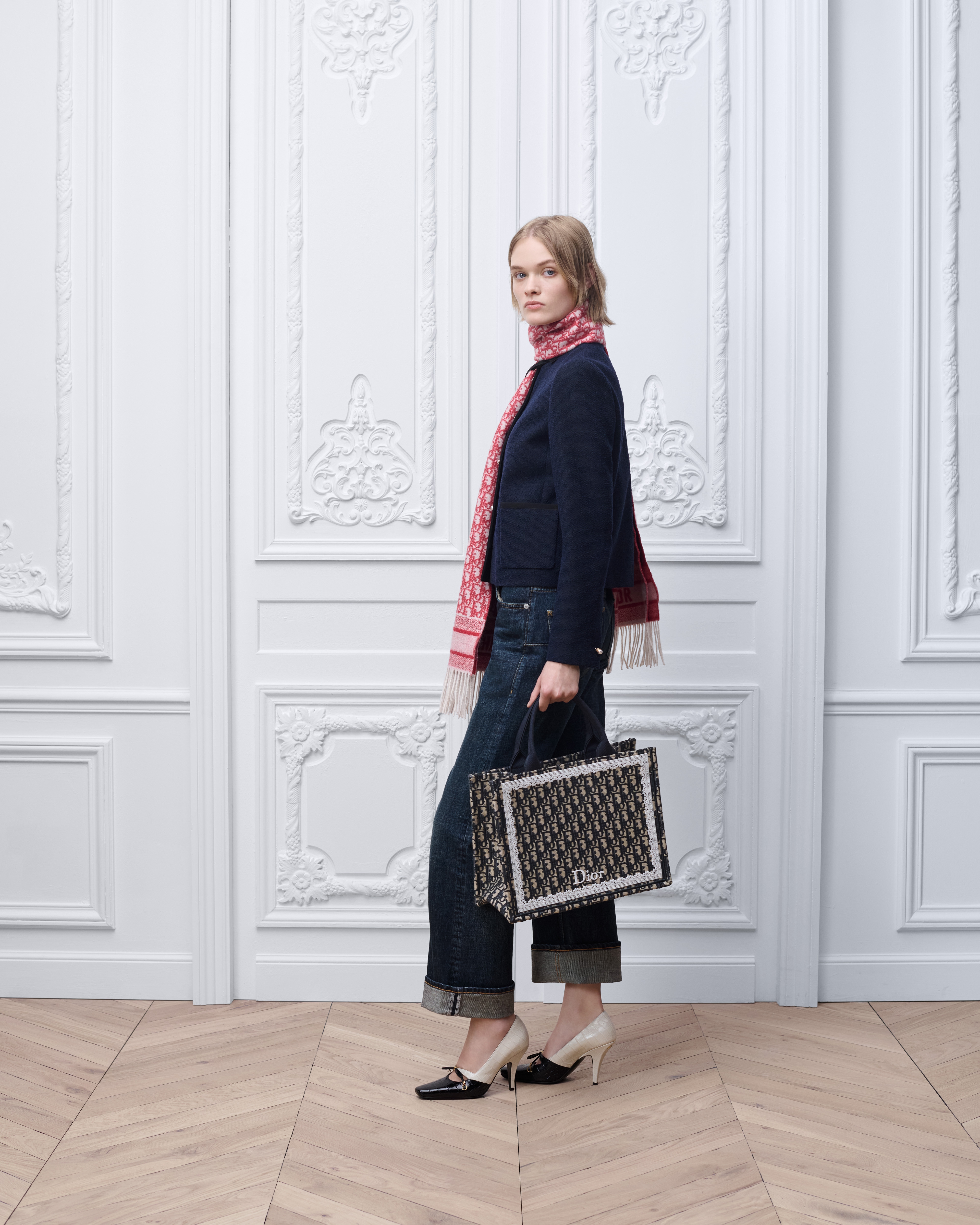 look_image_alt_prefix 中号 Book Tote 手袋（附肩带） 蓝色 Oblique 印花面料和白色蕾丝（36.5 x 26.5 x 16.5 厘米） E02