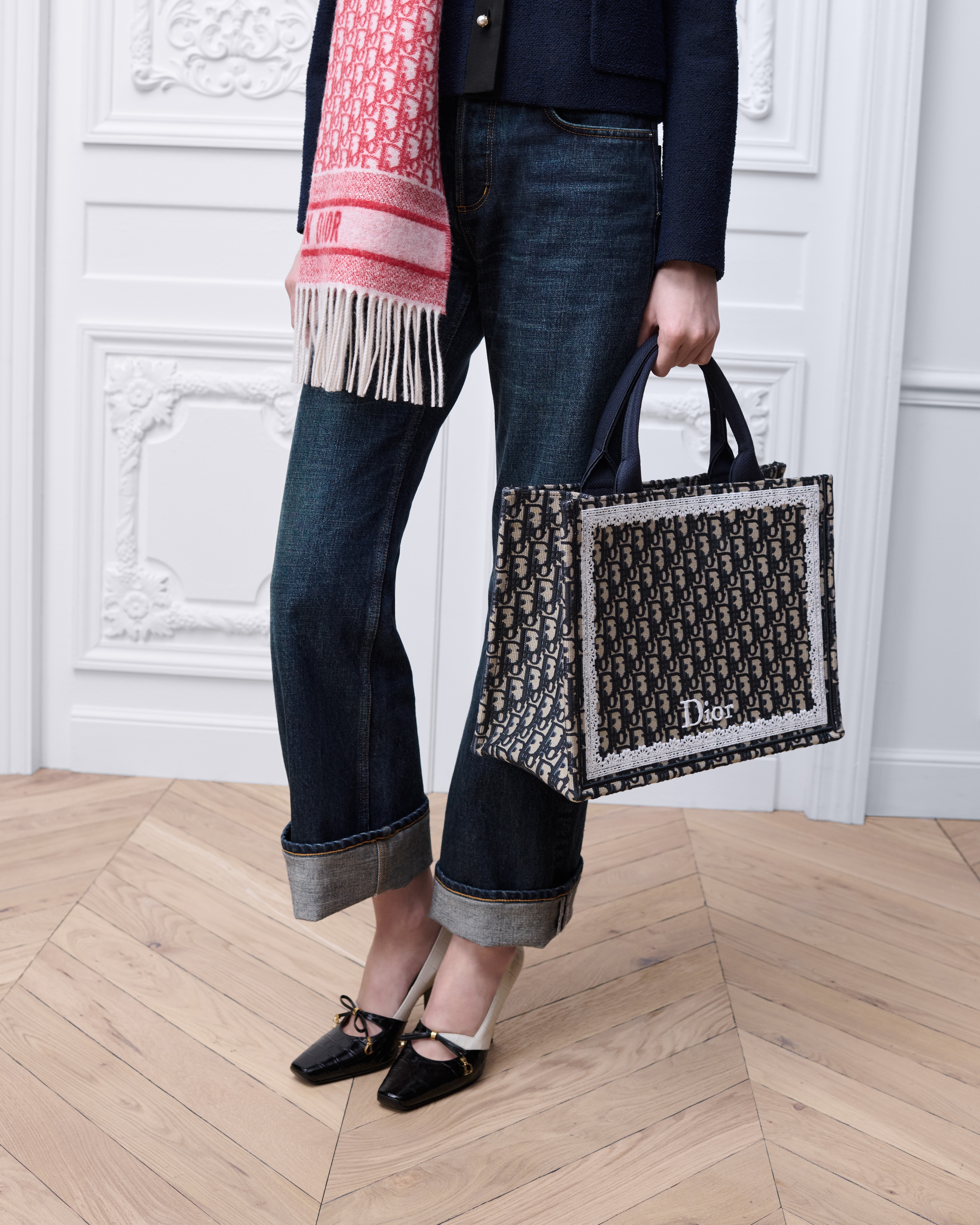 look_image_alt_prefix 中号 Book Tote 手袋（附肩带） 蓝色 Oblique 印花面料和白色蕾丝（36.5 x 26.5 x 16.5 厘米） E10