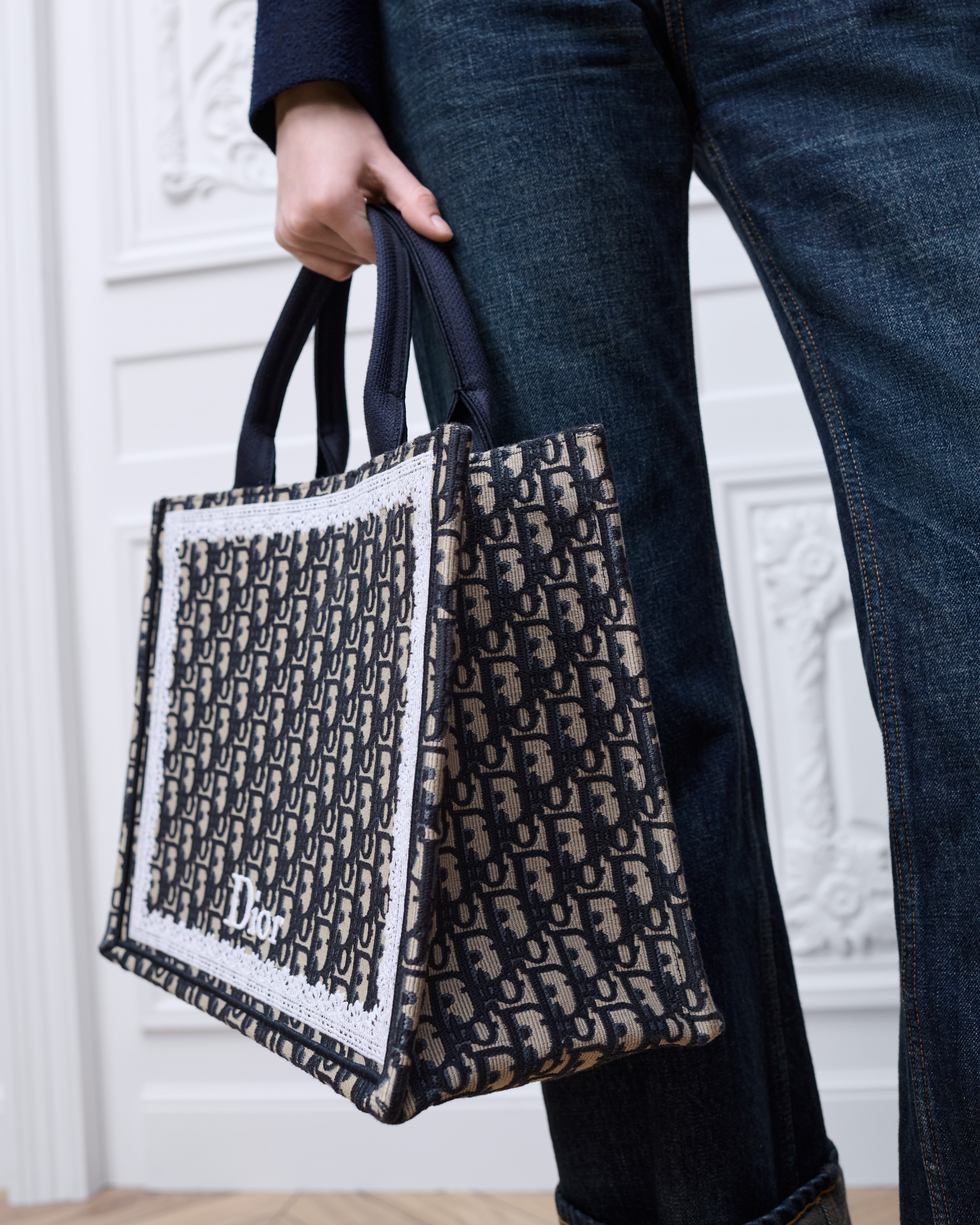 look_image_alt_prefix 中号 Book Tote 手袋（附肩带） 蓝色 Oblique 印花面料和白色蕾丝（36.5 x 26.5 x 16.5 厘米） E11