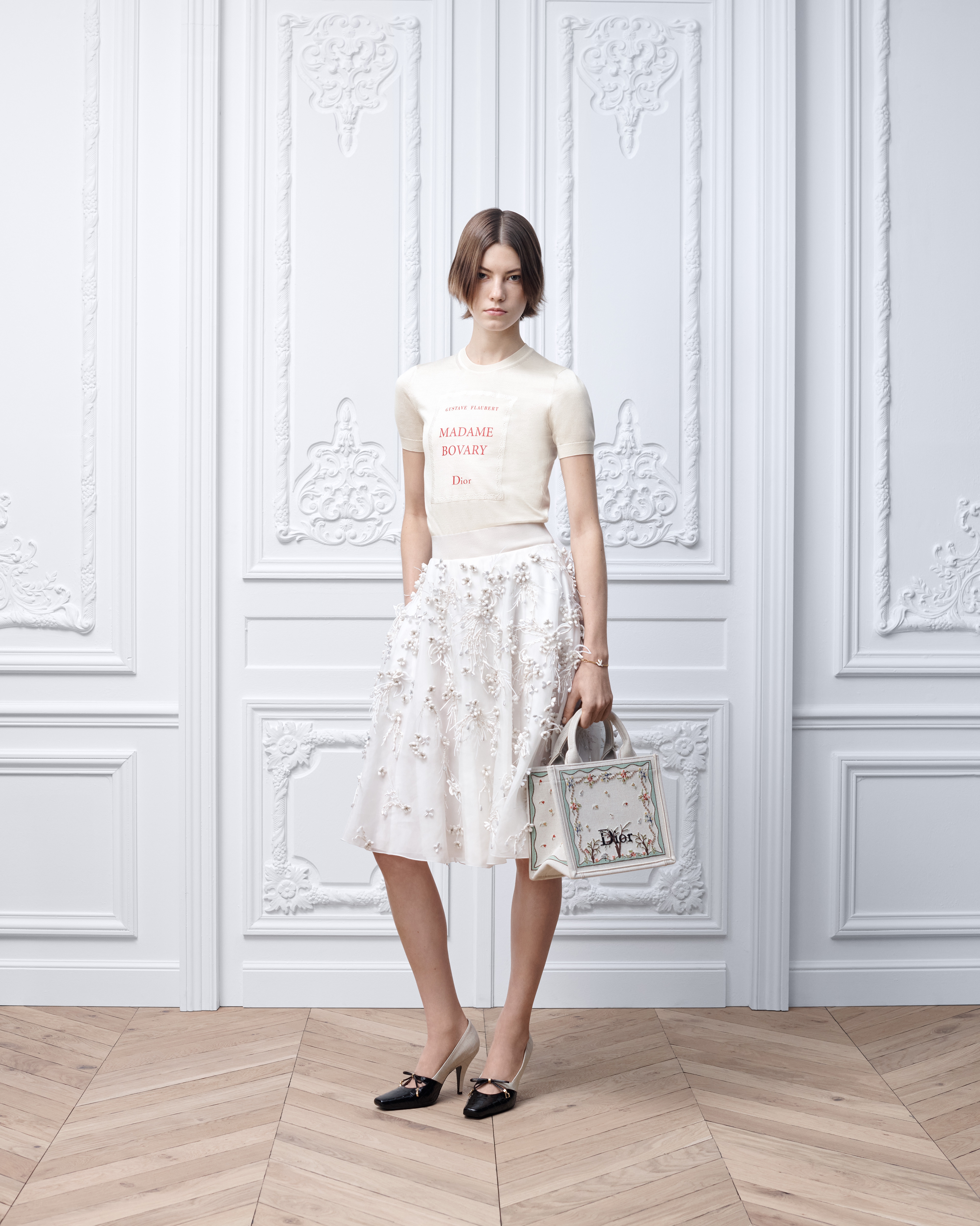 look_image_alt_prefix 小号 Dioramour Book Tote 手袋（附肩带） 白色面料多色 Revolution Flowers 刺绣（26.5 x 22 x 14 厘米） E02