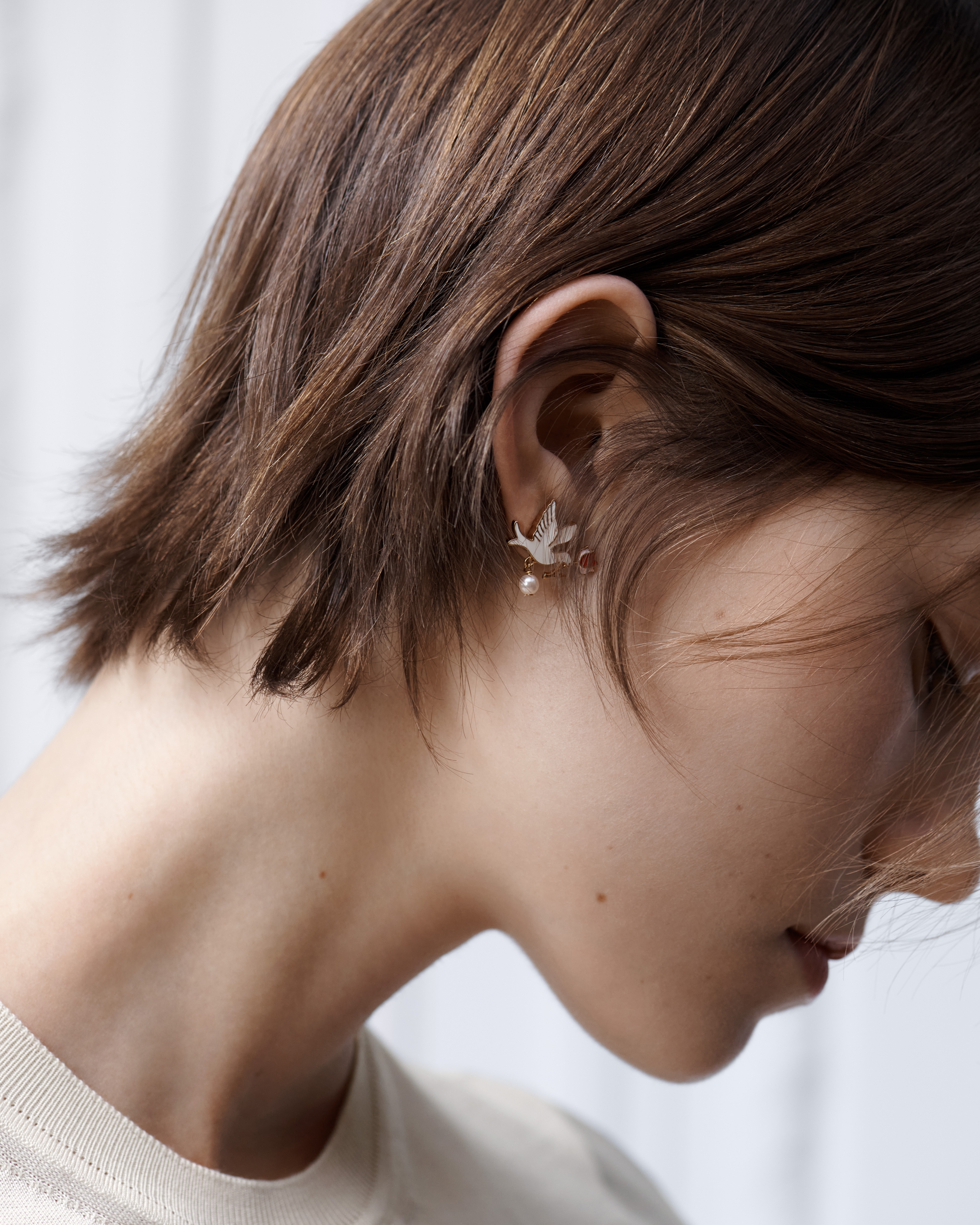 look_image_alt_prefix Dioramour Doves & Roses 耳环 金色饰面金属、白色树脂珠饰和多色涂漆装饰 E08