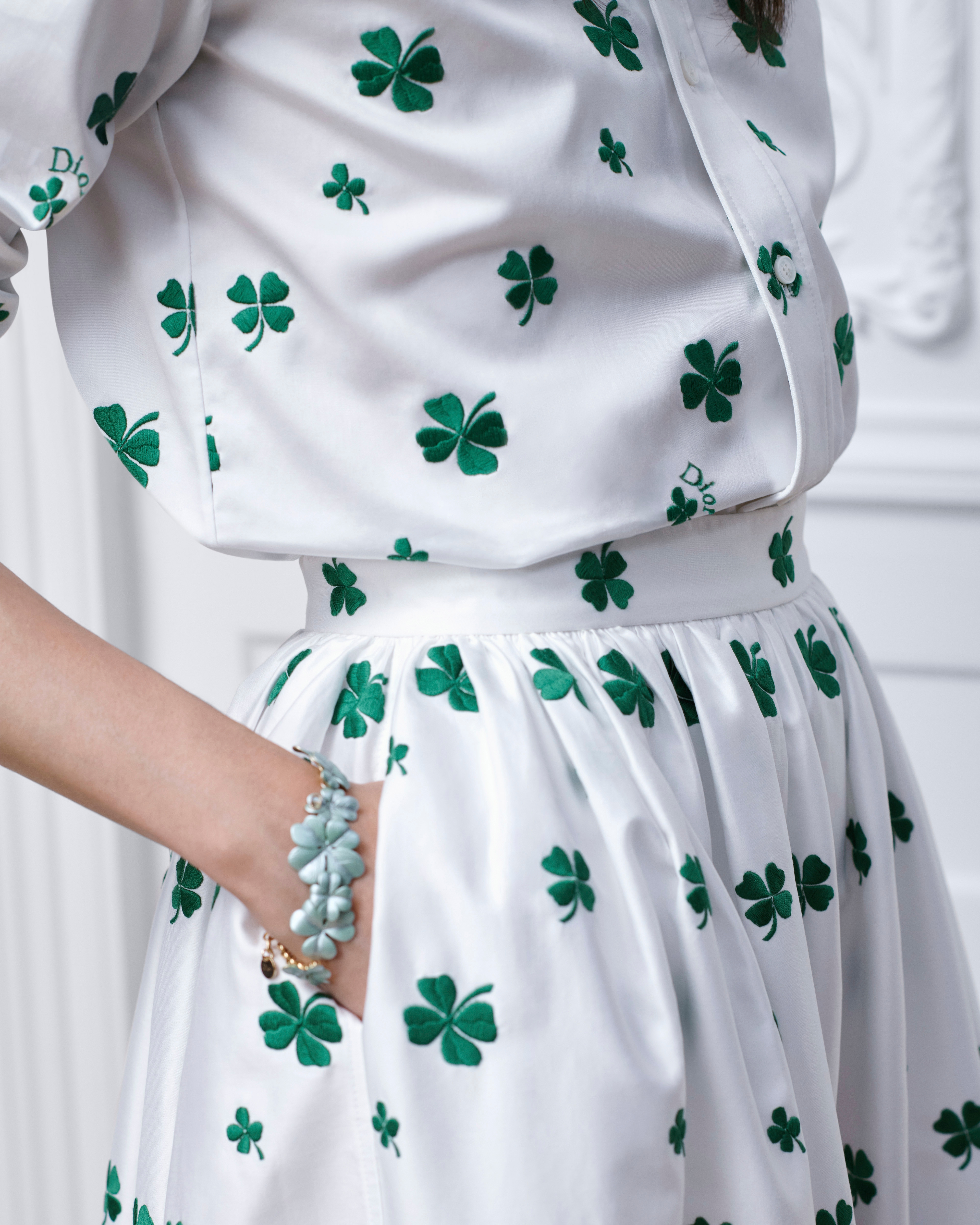 look_image_alt_prefix 中长款半身裙 白色棉质混纺府绸面料绿色 Dior Clover 图案刺绣 E13