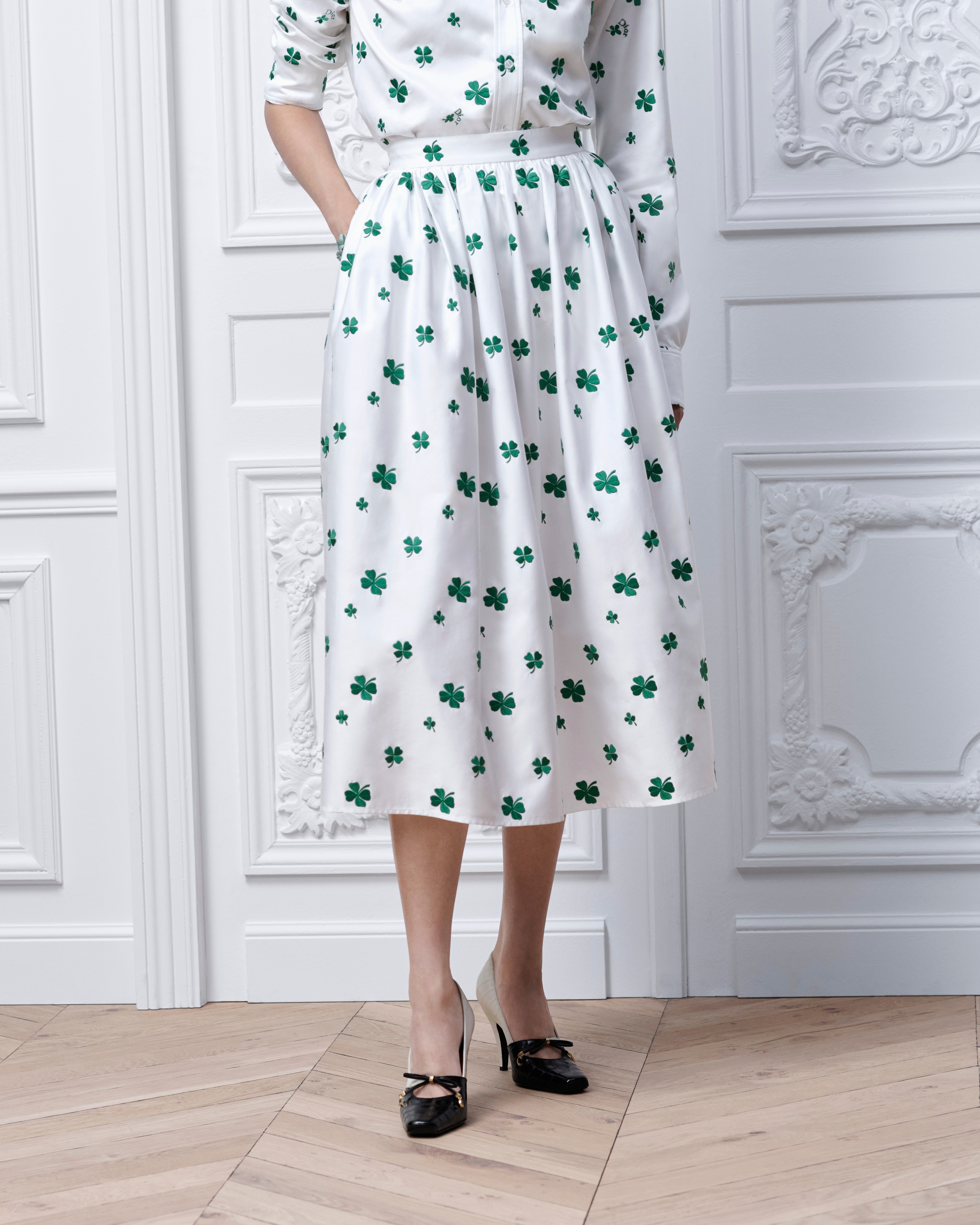 look_image_alt_prefix 中长款半身裙 白色棉质混纺府绸面料绿色 Dior Clover 图案刺绣 E14
