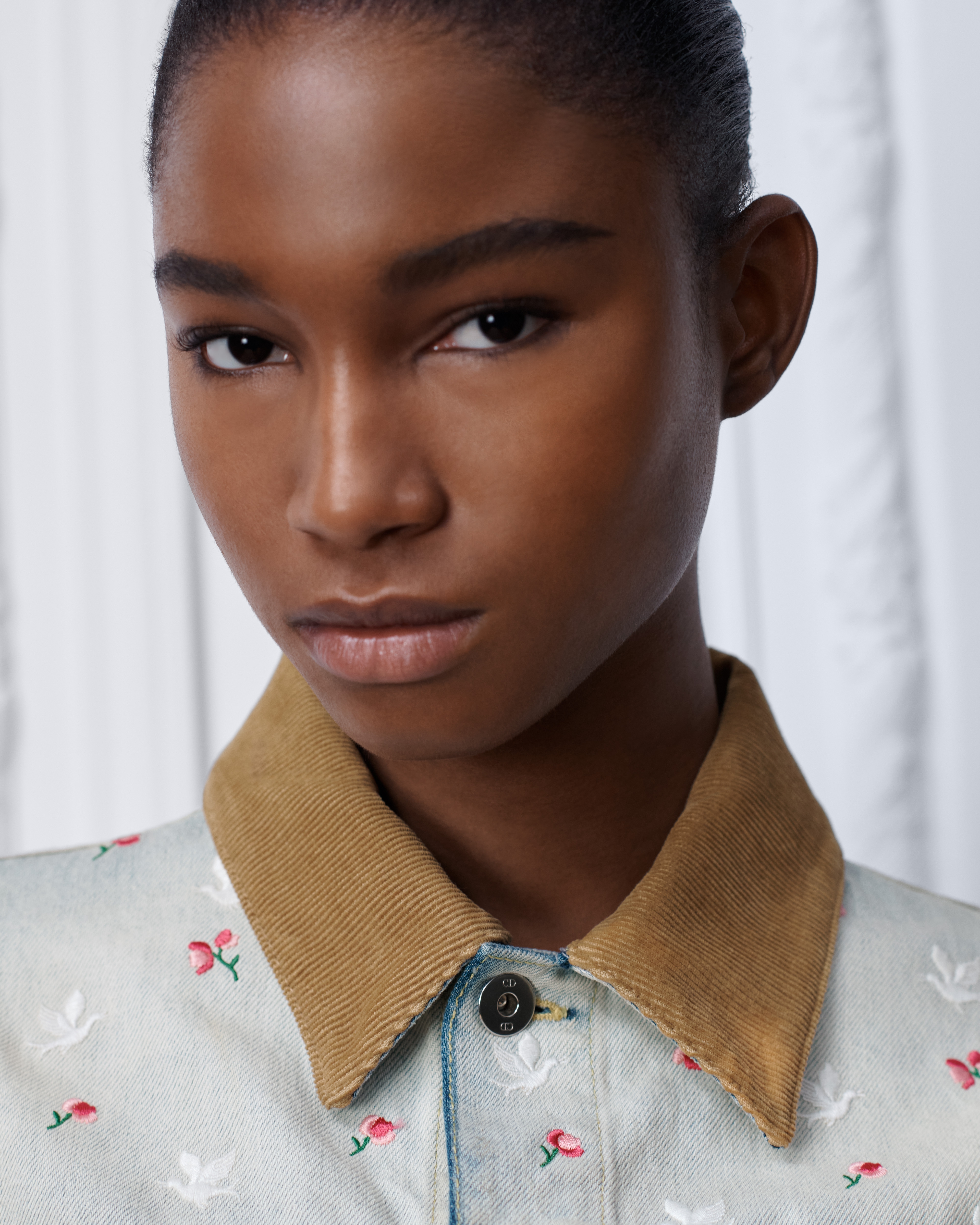 look_image_alt_prefix Dioramour 外套 淡蓝色棉质牛仔布多色 Doves & Roses 图案刺绣 E07