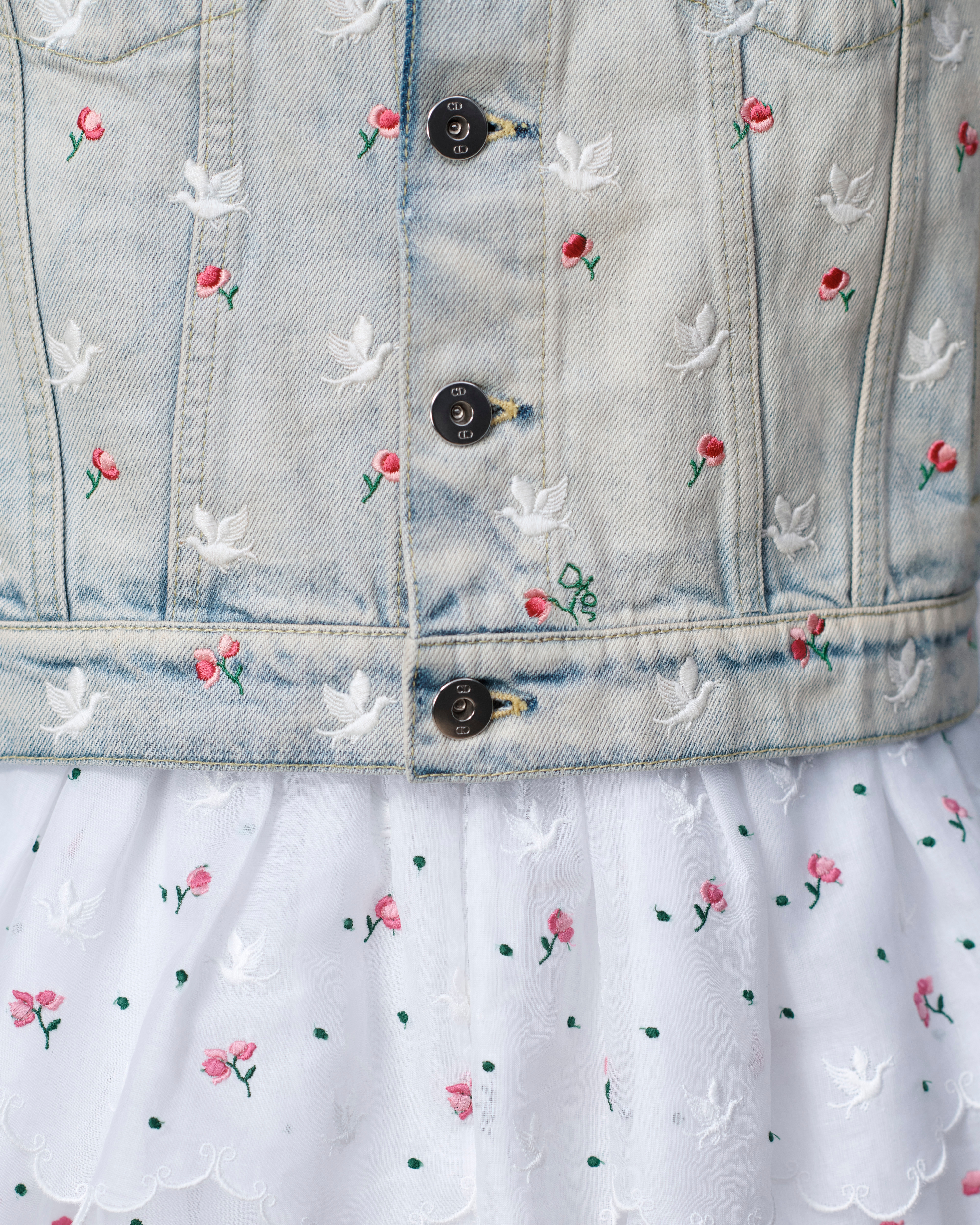 look_image_alt_prefix Dioramour 外套 淡蓝色棉质牛仔布多色 Doves & Roses 图案刺绣 E13