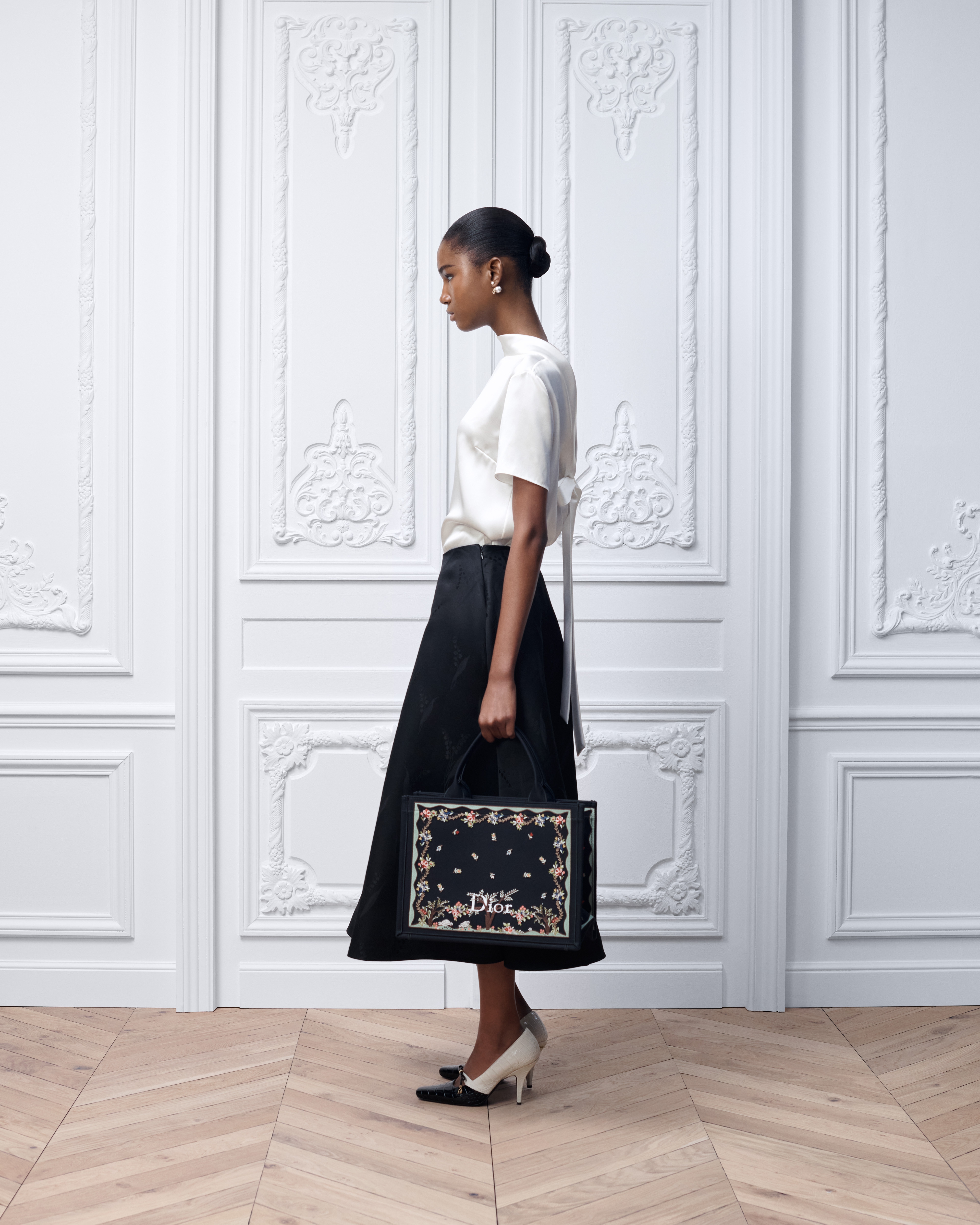 look_image_alt_prefix 中号 Dioramour Book Tote 手袋（附肩带） 黑色面料多色 Revolution Flowers 刺绣（36.5 x 26.5 x 16.5 厘米） E02