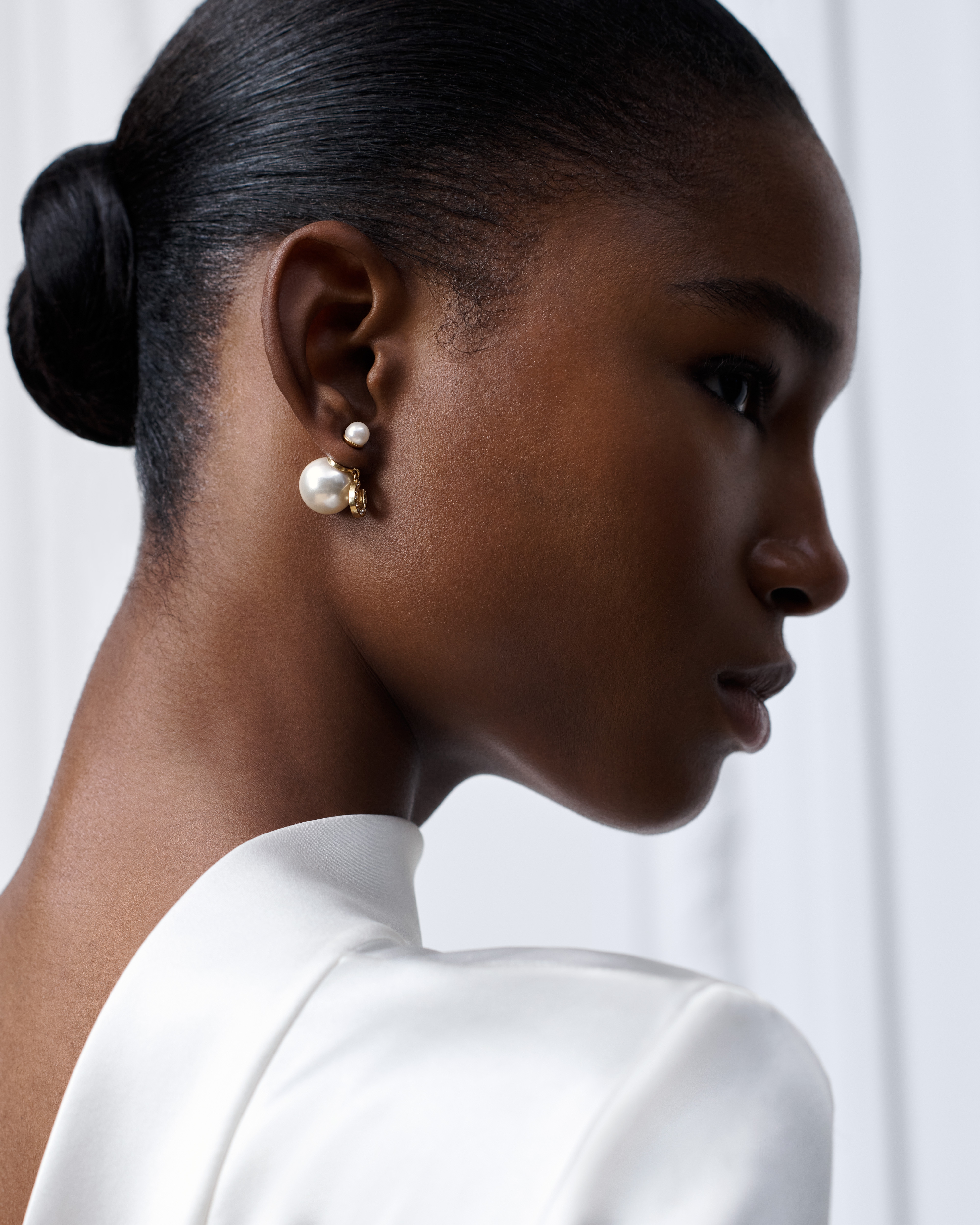 look_image_alt_prefix Lucky Dior – Dior Tribales 耳环 金色饰面金属、白色树脂珠饰和白色晶体装饰 E08