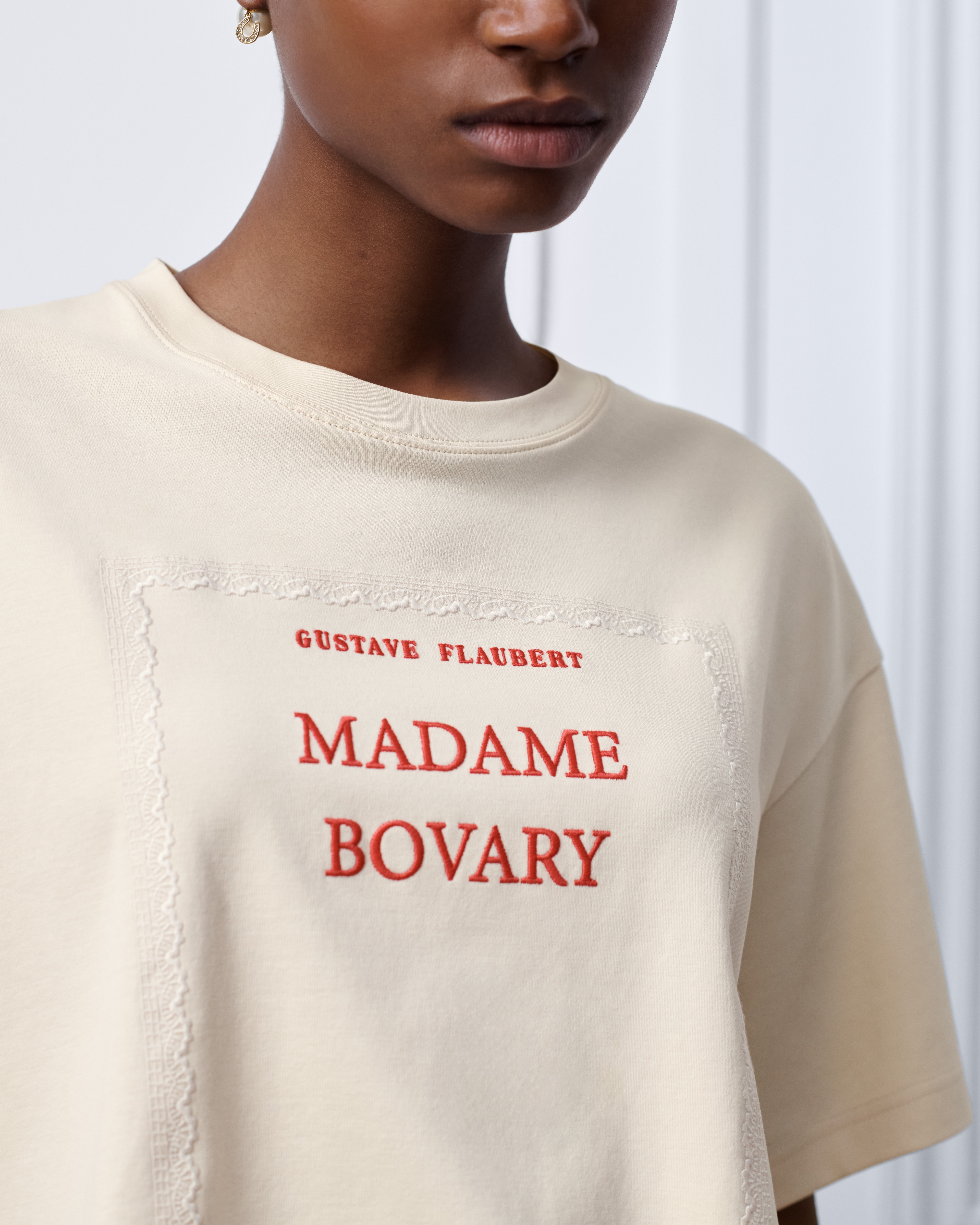 超大版型短款 T 恤 米色和红色棉质平纹针织面料 Book Cover 图案 E05