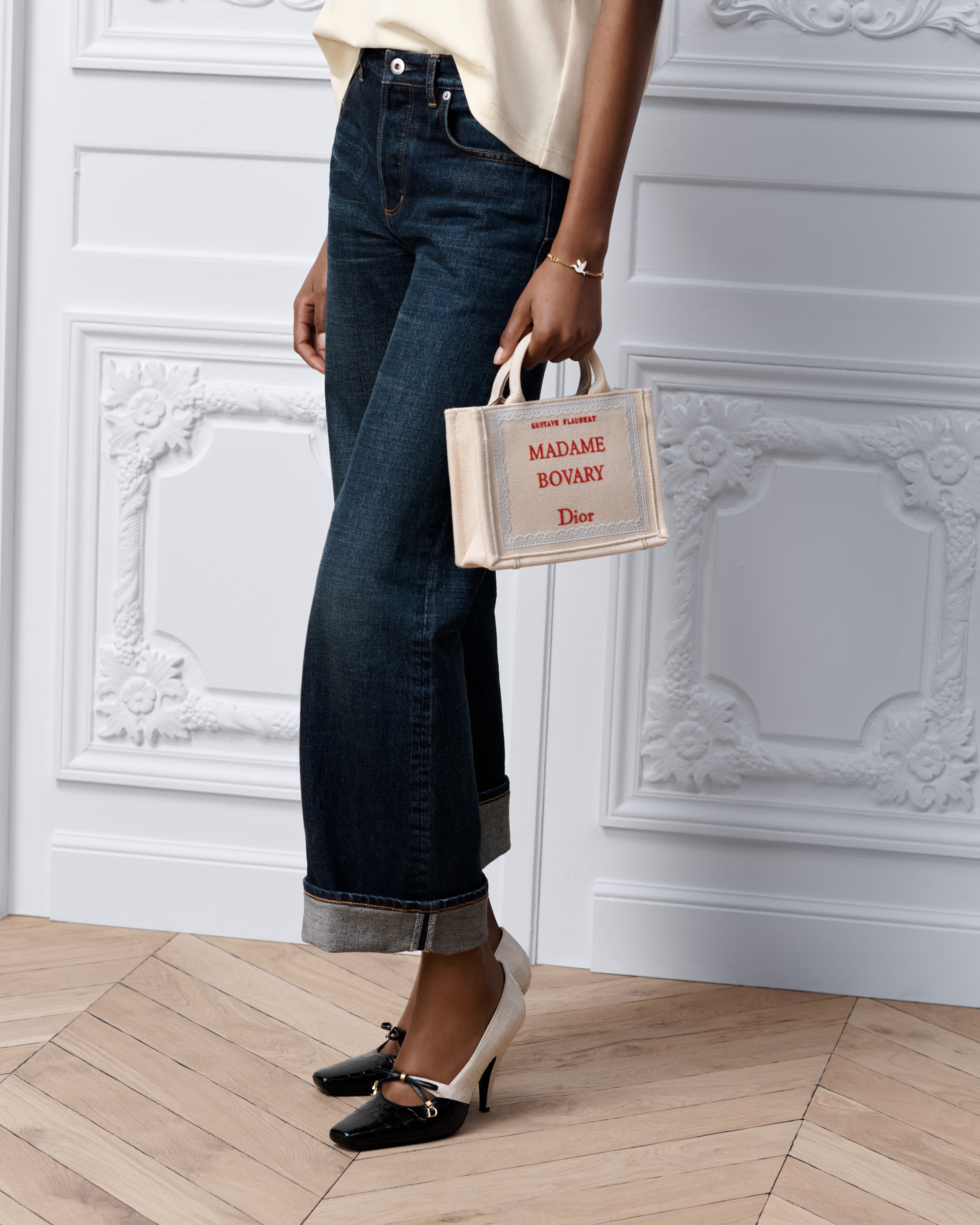 迷你 Book Tote 手袋（附肩带） 米色和红色 Book Cover 图案刺绣 (21 x 16 x 6.5 厘米) E10