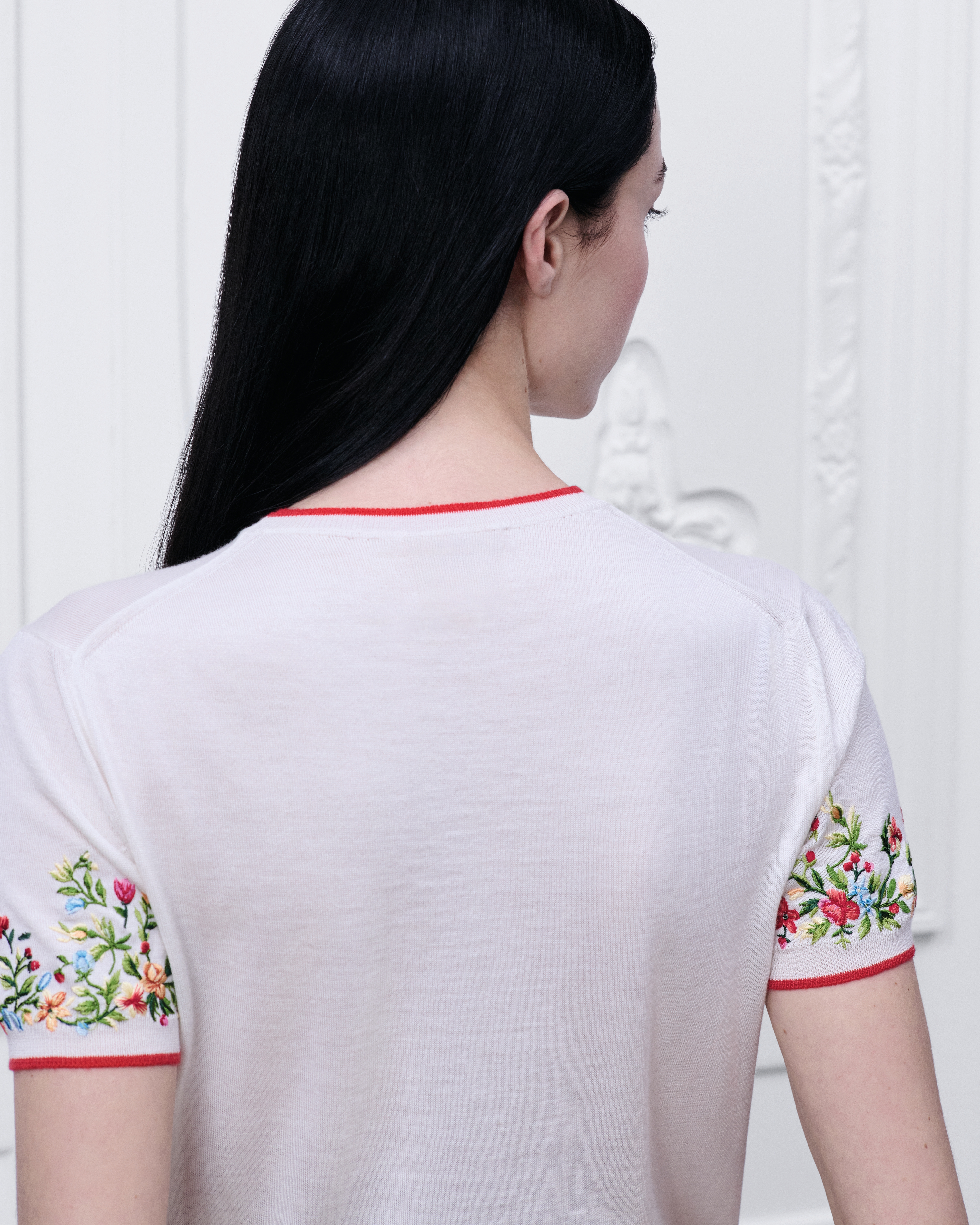 look_image_alt_prefix Dioramour 短袖针织衫 白色绵羊毛针织面料多色花卉心形图案刺绣 E09