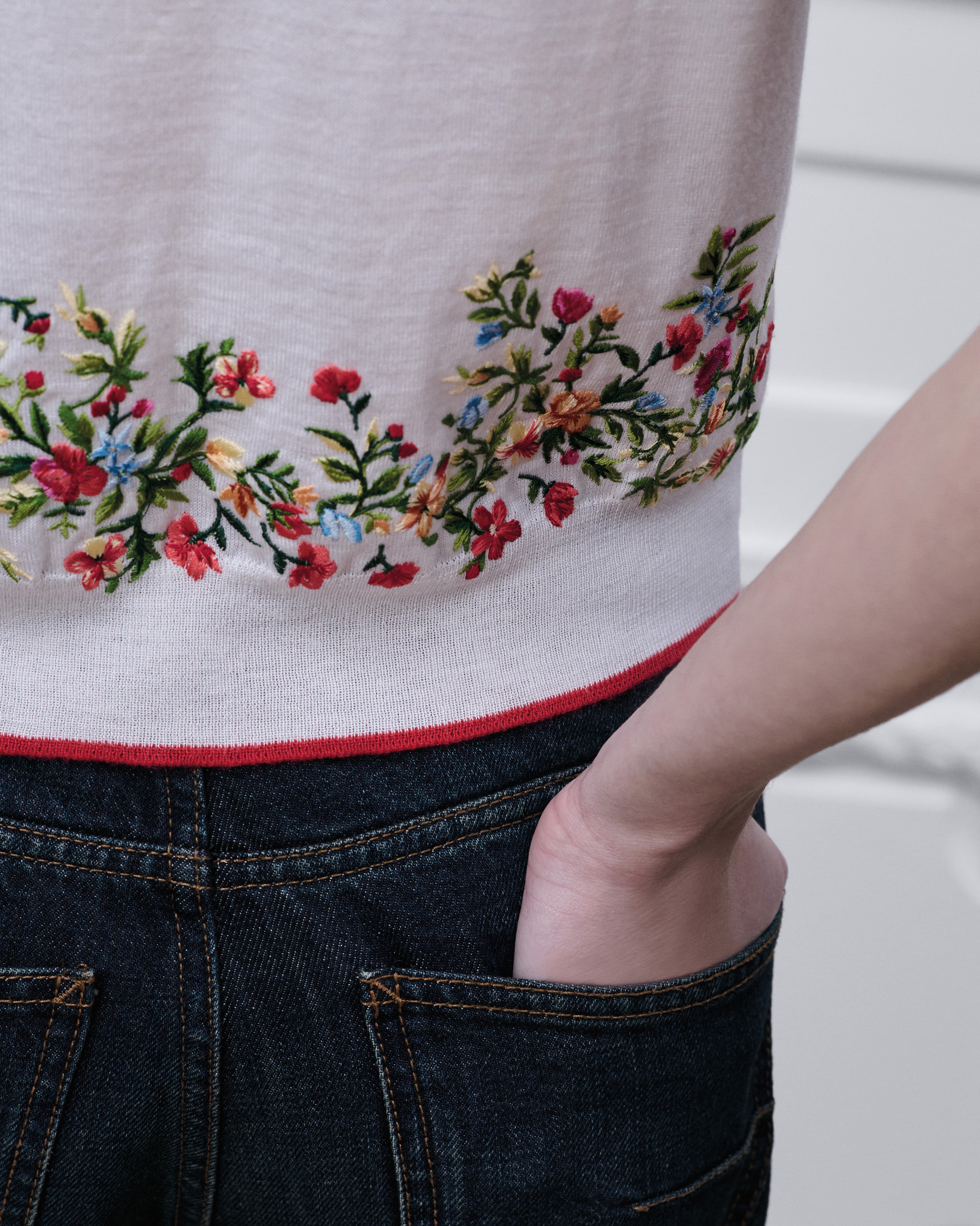 look_image_alt_prefix Dioramour 短袖针织衫 白色绵羊毛针织面料多色花卉心形图案刺绣 E17