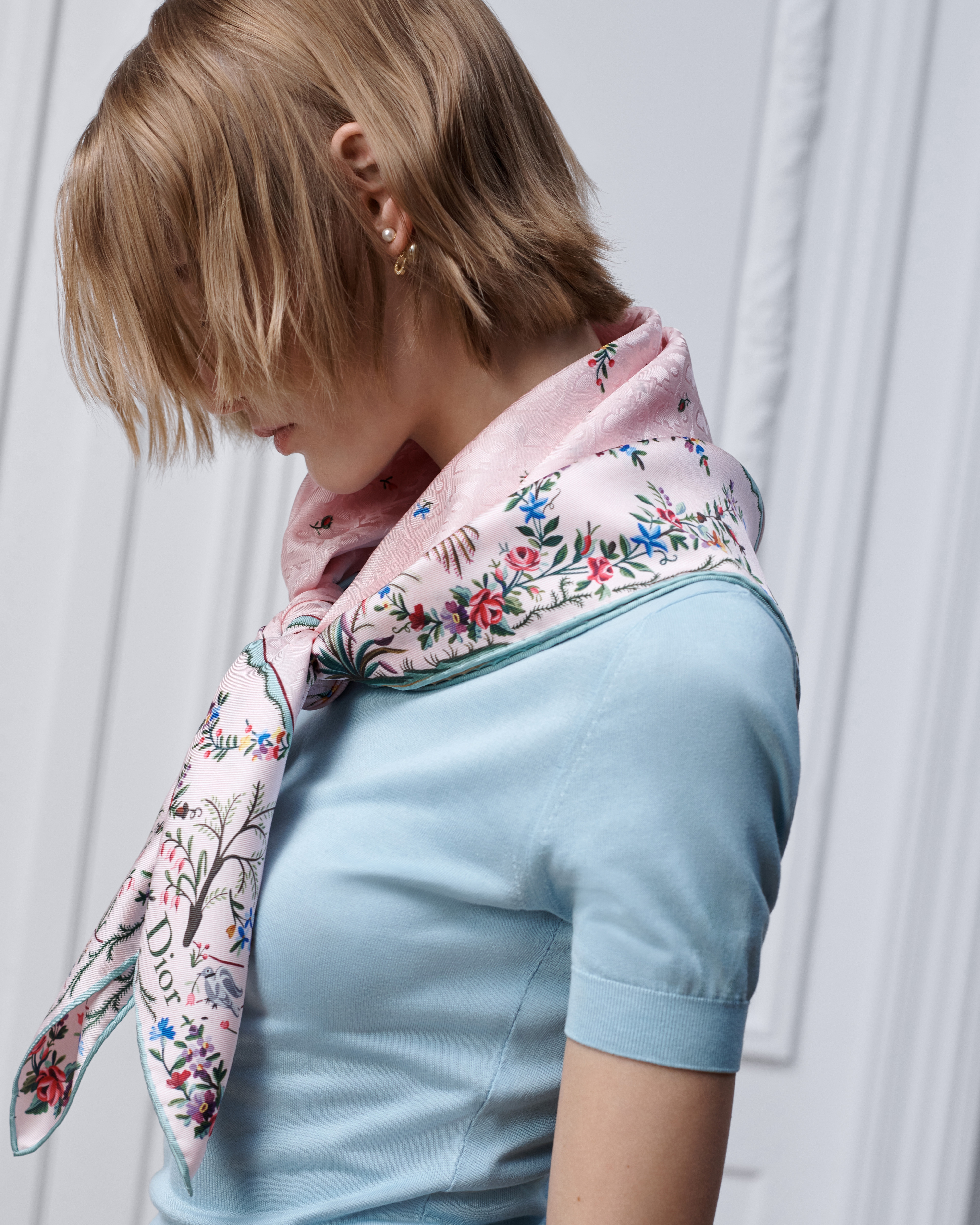 look_image_alt_prefix Dioramour 印花方巾 90 厘米粉色桑蚕丝斜纹面料多色 Revolution Flowers 图案 E07