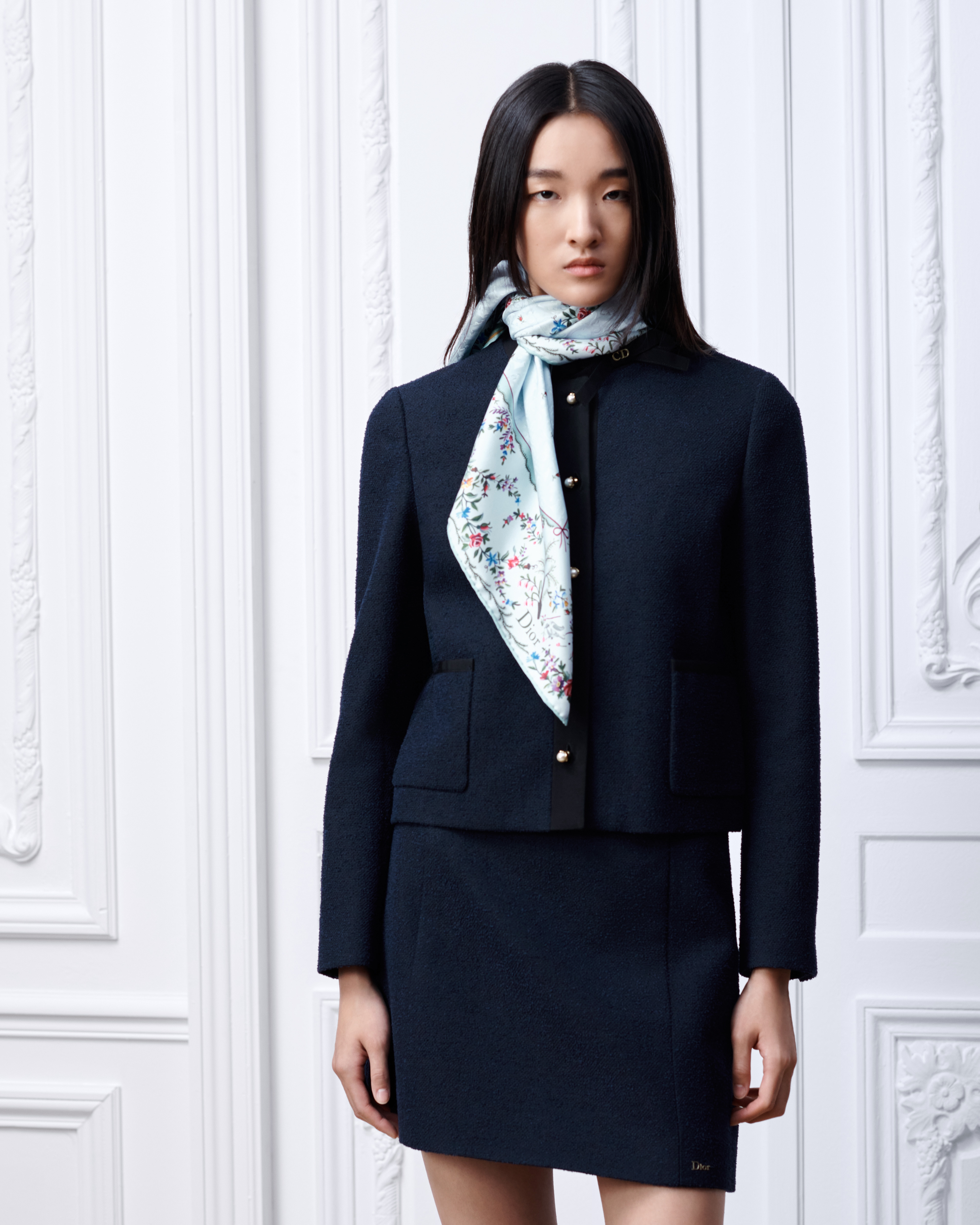 look_image_alt_prefix Dioramour 印花方巾 90 厘米蓝色桑蚕丝斜纹面料多色 Revolution Flowers 图案 E04