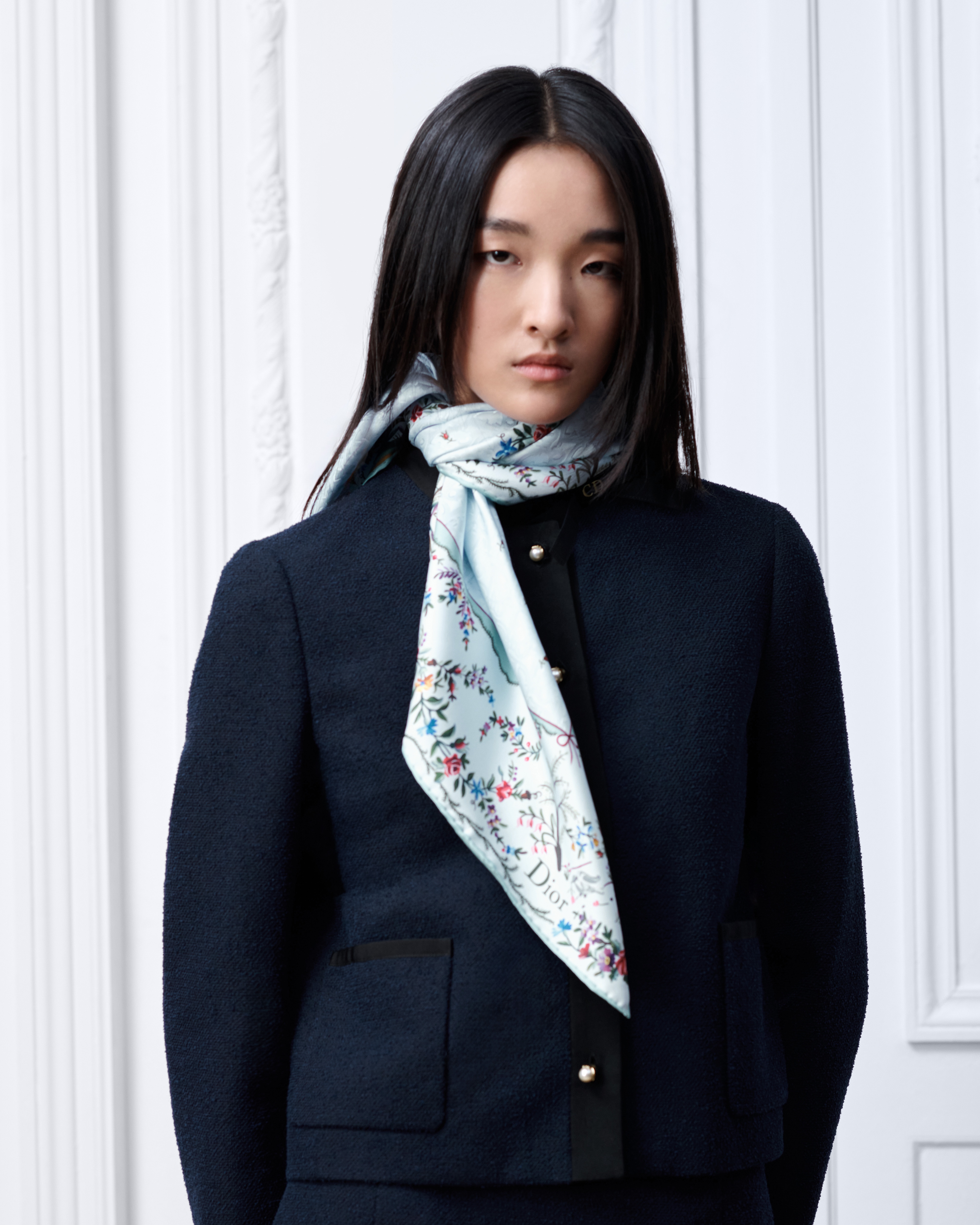 look_image_alt_prefix Dioramour 印花方巾 90 厘米蓝色桑蚕丝斜纹面料多色 Revolution Flowers 图案 E12