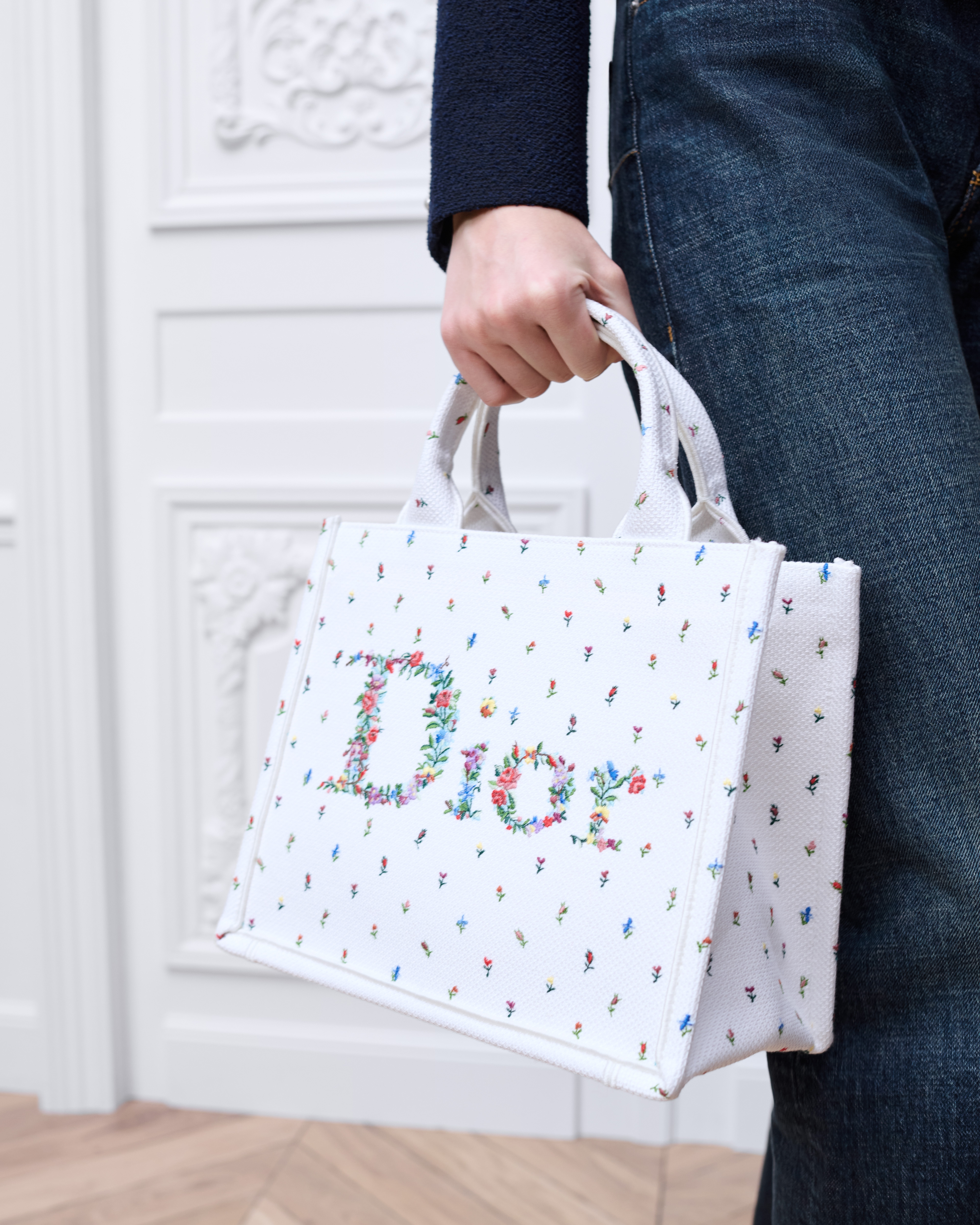 look_image_alt_prefix 小号 Dioramour Book Tote 手袋（附肩带） 白色面料多色 Revolution Flowers 刺绣（26.5 x 22 x 14 厘米） E11