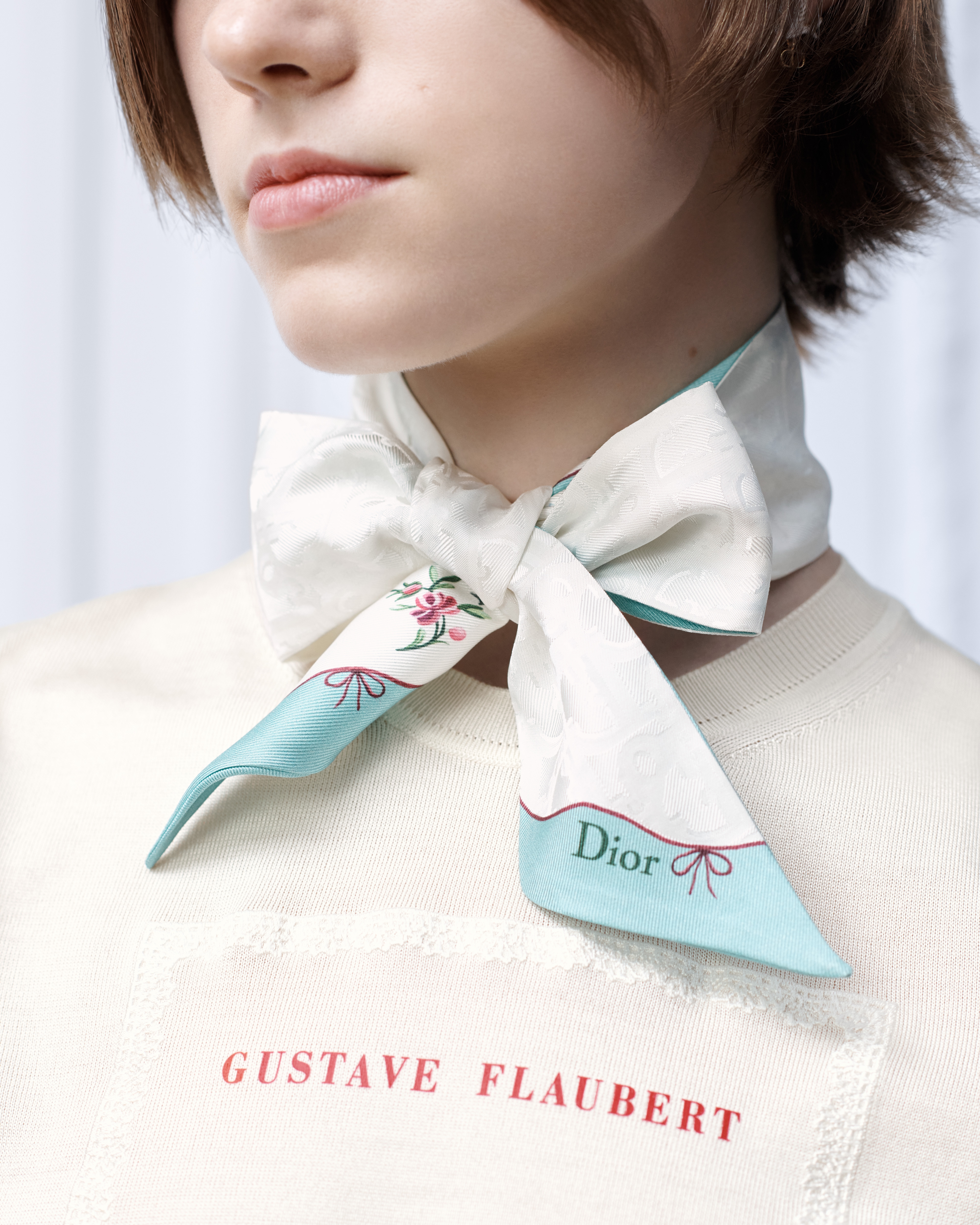 look_image_alt_prefix Dioramour Mitzah 丝巾 白色桑蚕丝斜纹面料多色 Revolution Flowers 图案 E07