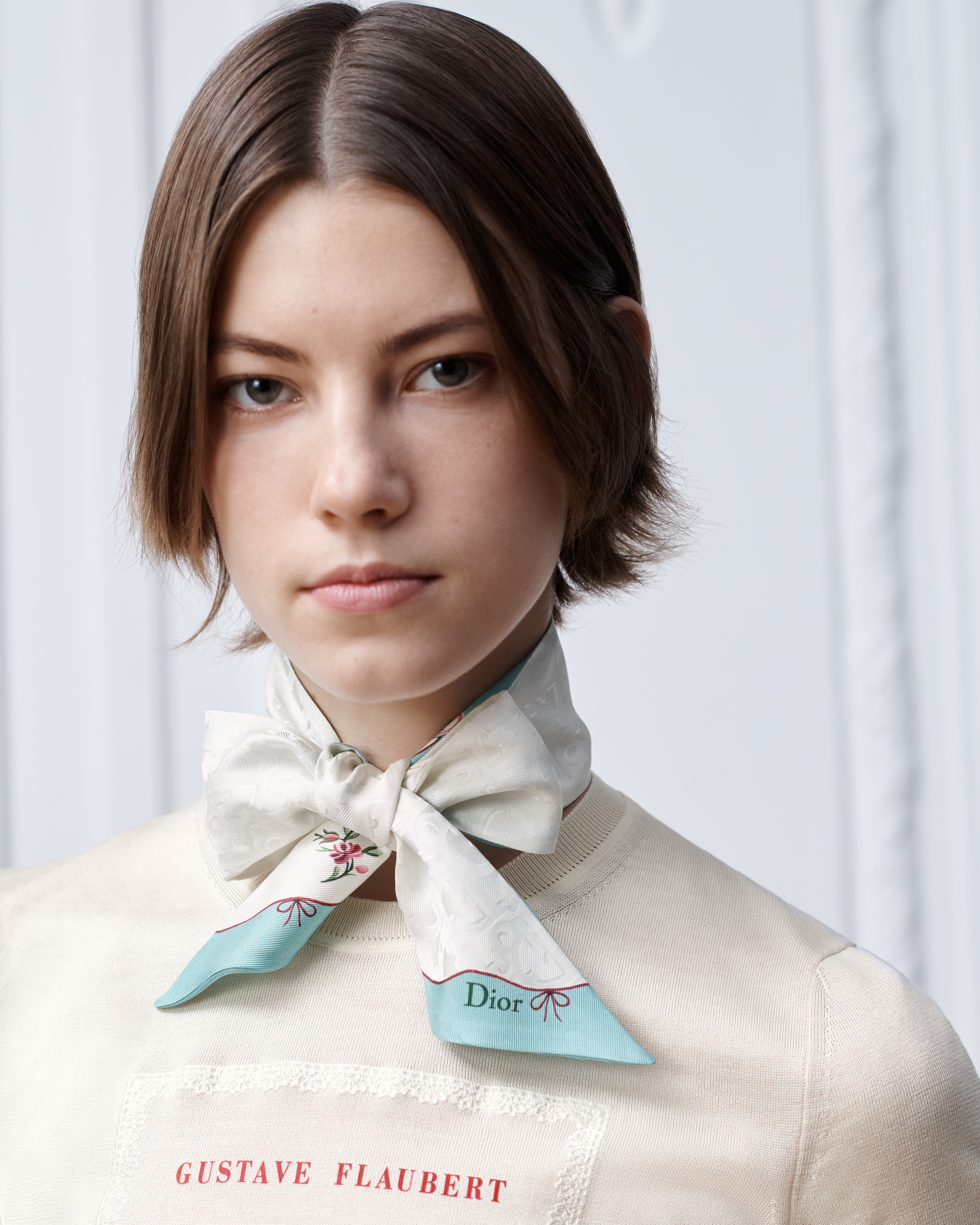 look_image_alt_prefix Dioramour Mitzah 丝巾 白色桑蚕丝斜纹面料多色 Revolution Flowers 图案 E12