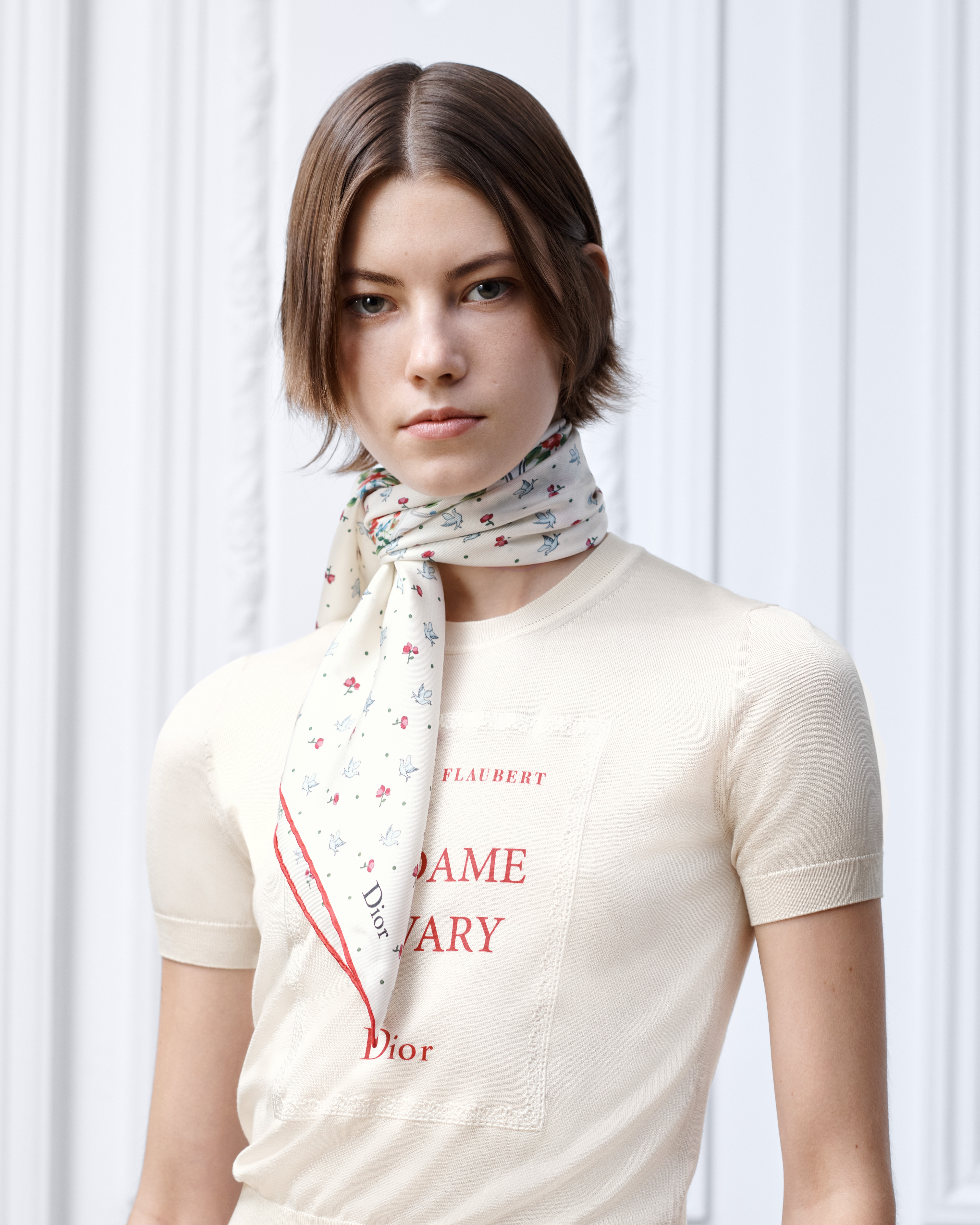 look_image_alt_prefix Dioramour 印花方巾 70 厘米多色桑蚕丝斜纹面料 Doves & Roses 图案 E12