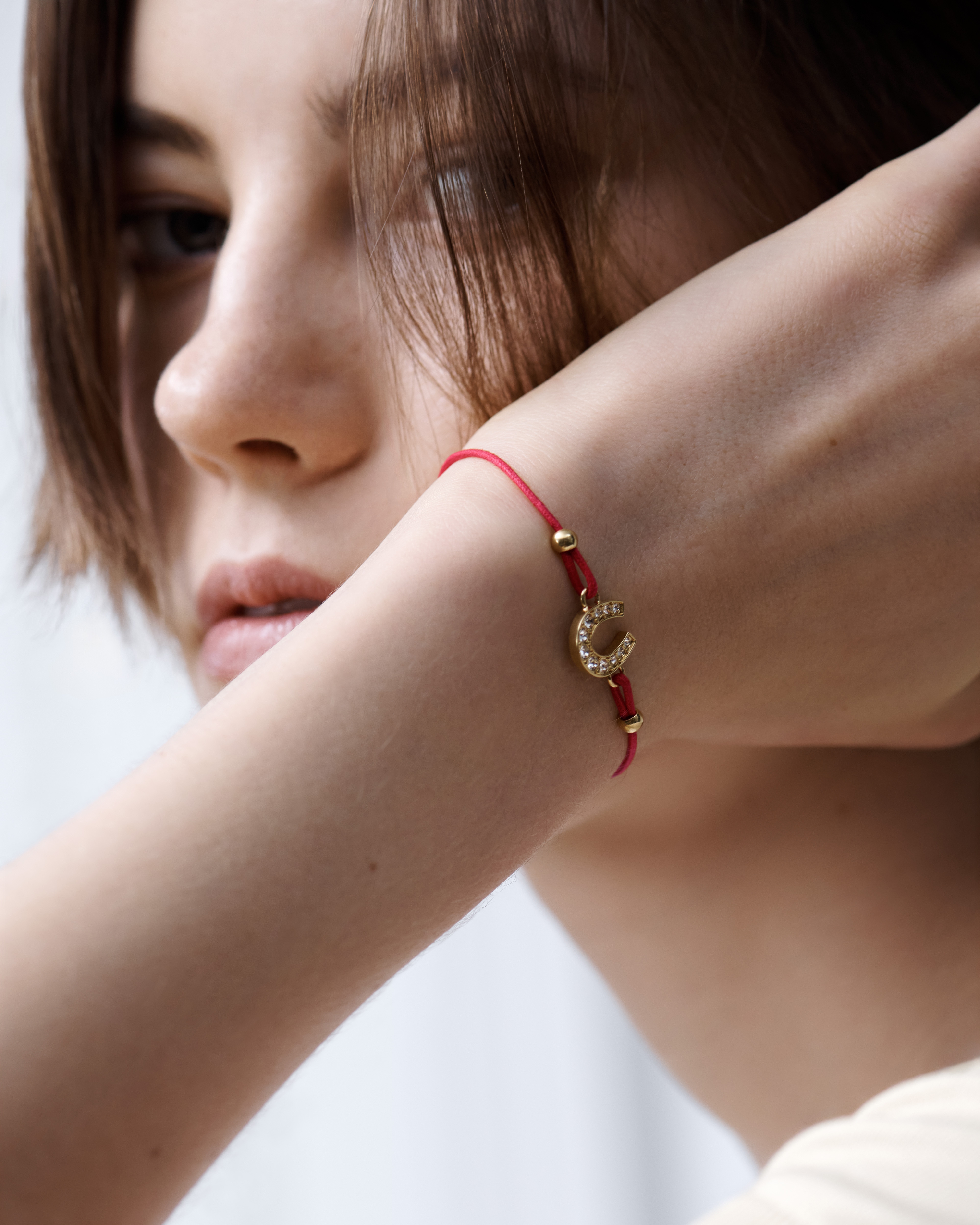 look_image_alt_prefix Diorelita 手链 金色饰面金属、白色晶体装饰和红色棉质绳线 E11