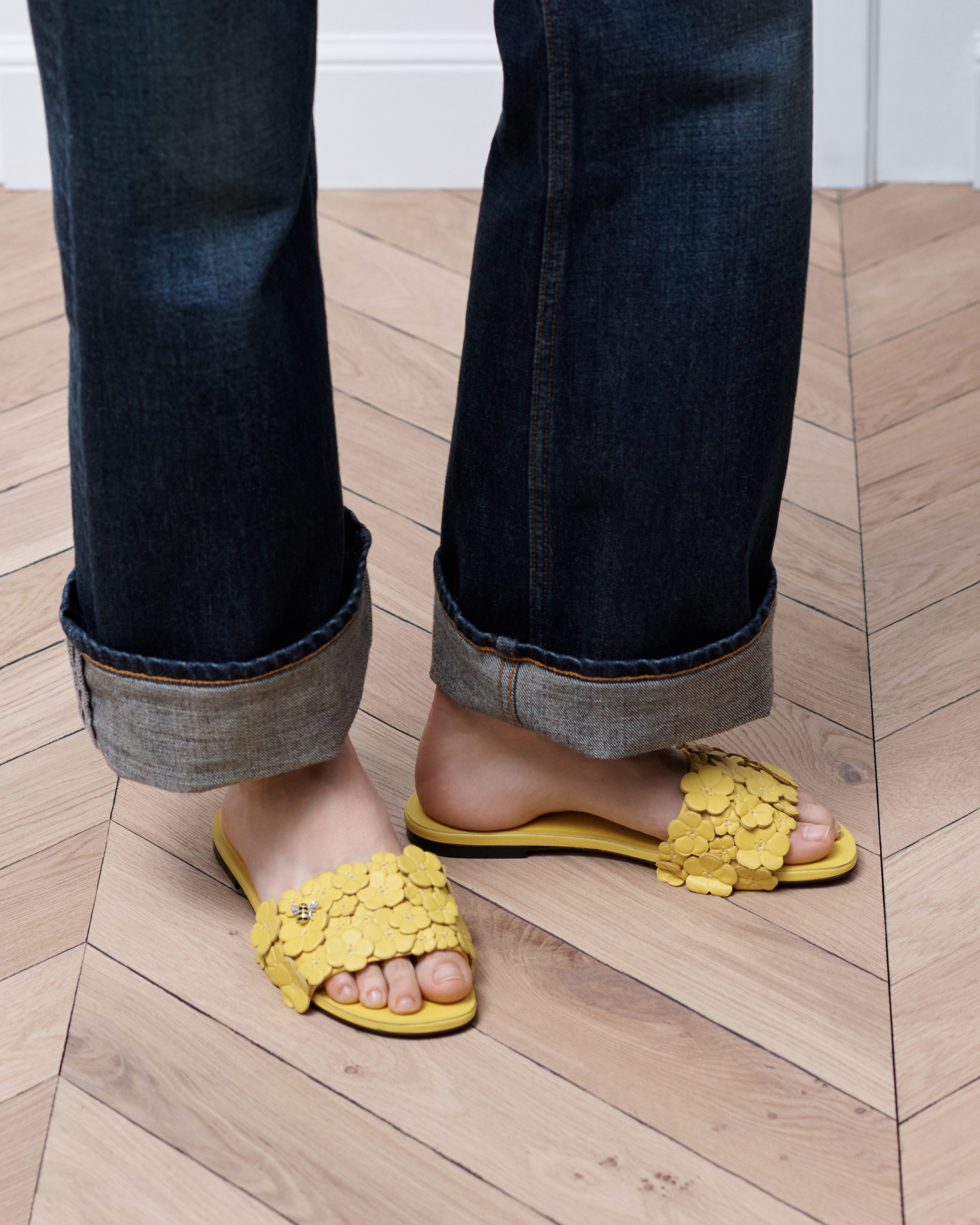 look_image_alt_prefix Dior Bloom 凉拖 羊皮革 Dior Buttercup 图案刺绣 E14