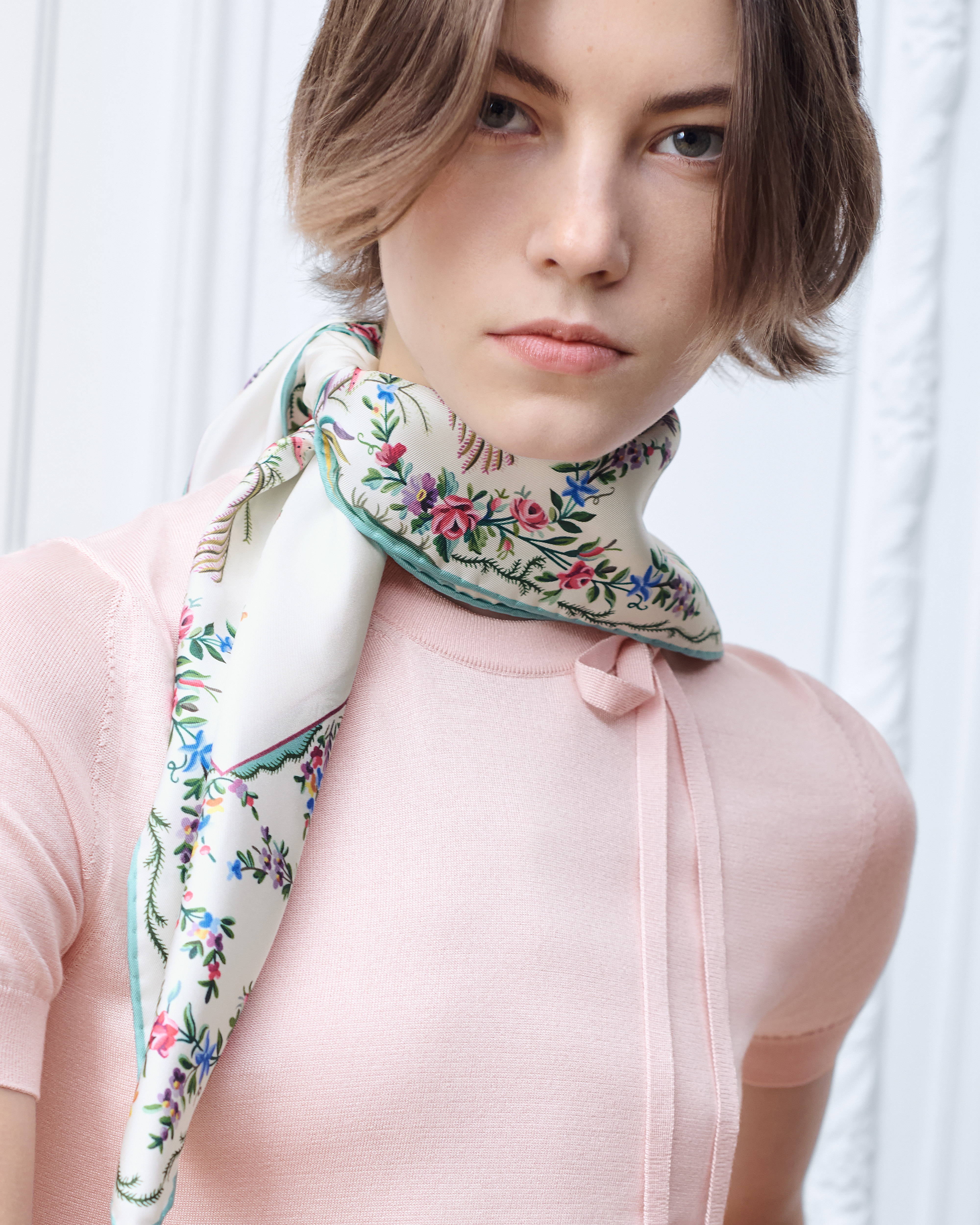 look_image_alt_prefix Dioramour 印花方巾 70 厘米白色桑蚕丝斜纹面料多色 Revolution Flowers 图案 E04