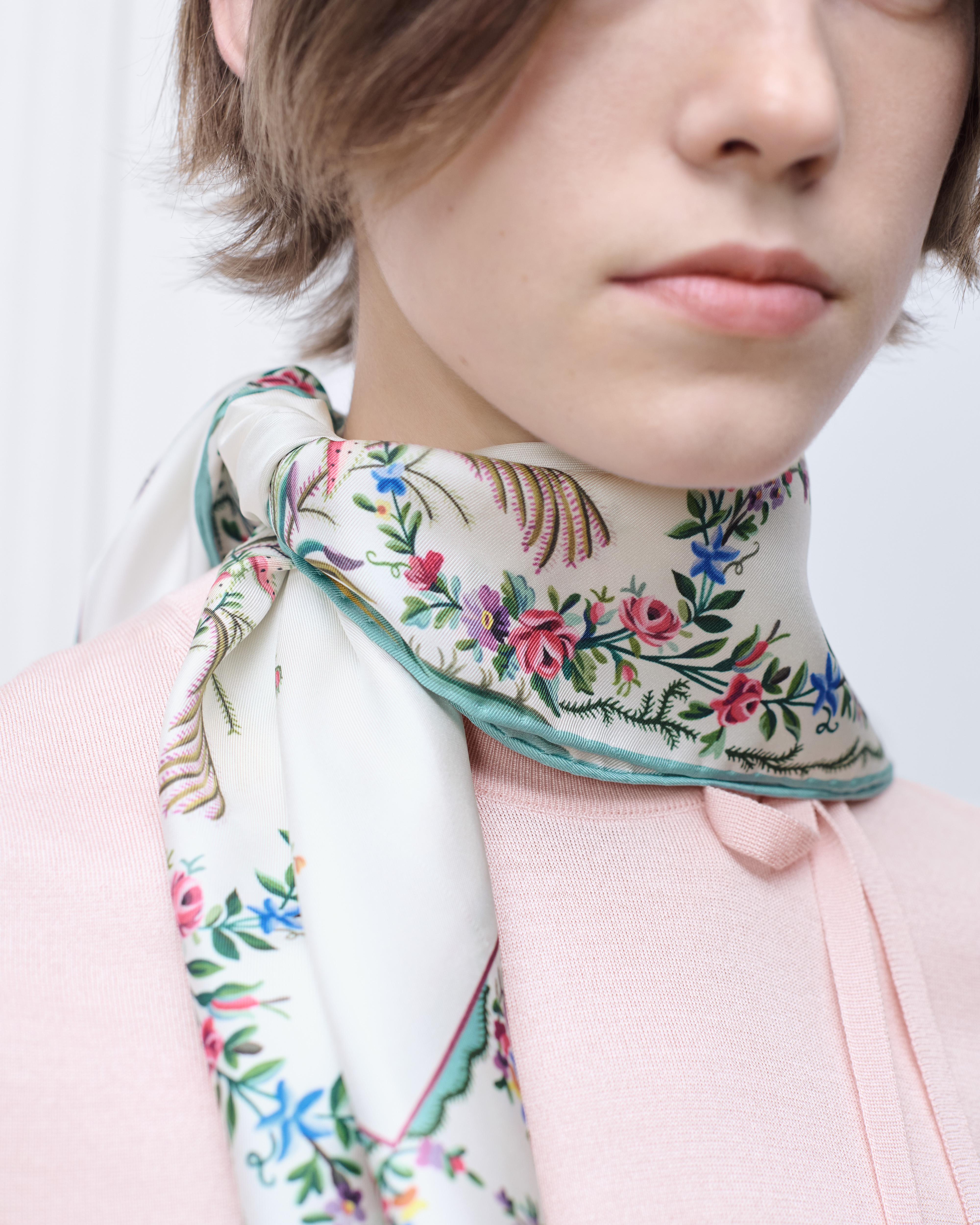 look_image_alt_prefix Dioramour 印花方巾 70 厘米白色桑蚕丝斜纹面料多色 Revolution Flowers 图案 E12