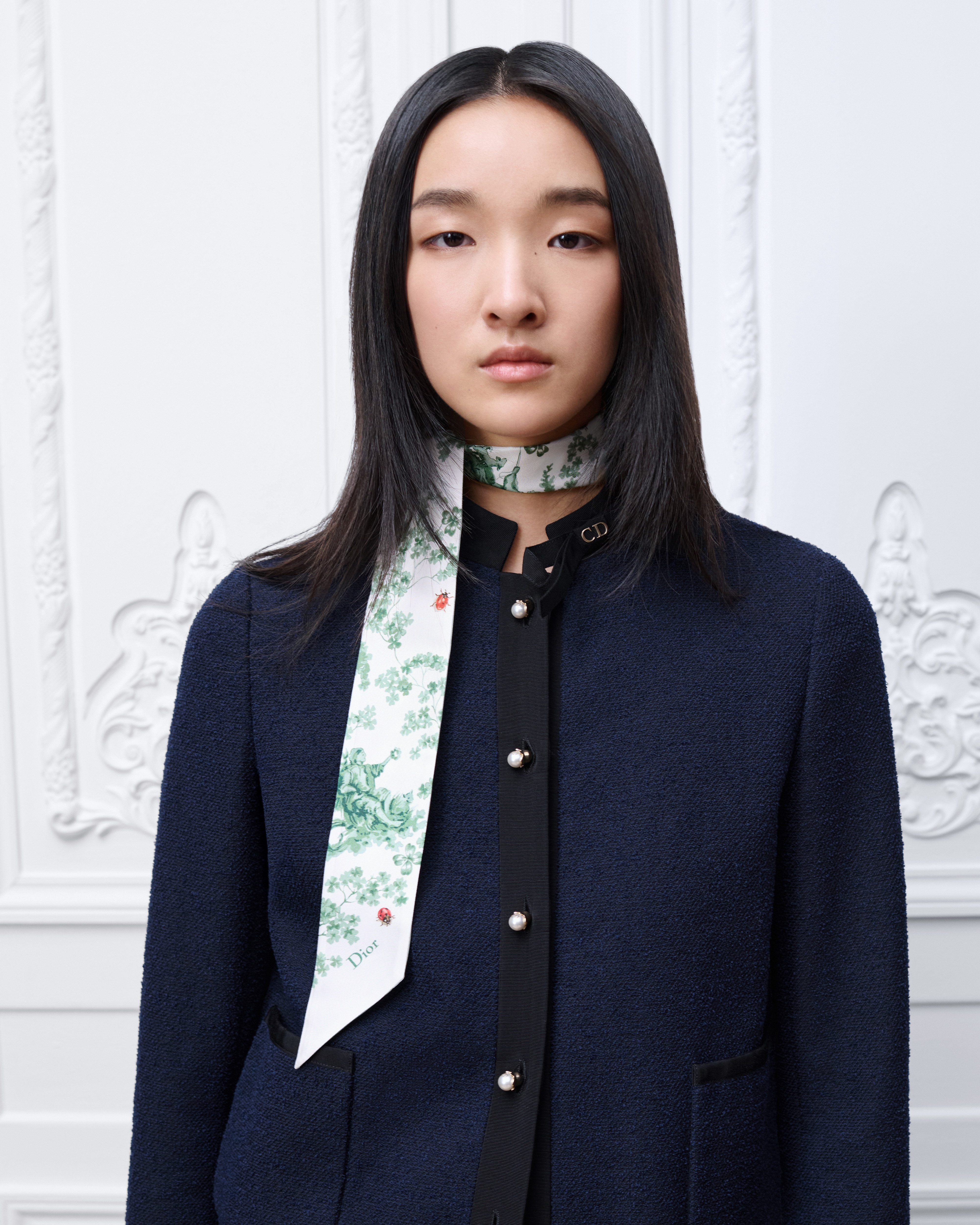 look_image_alt_prefix Mitzah 丝巾 白色桑蚕丝斜纹面料绿色四叶草茹伊印花 E04