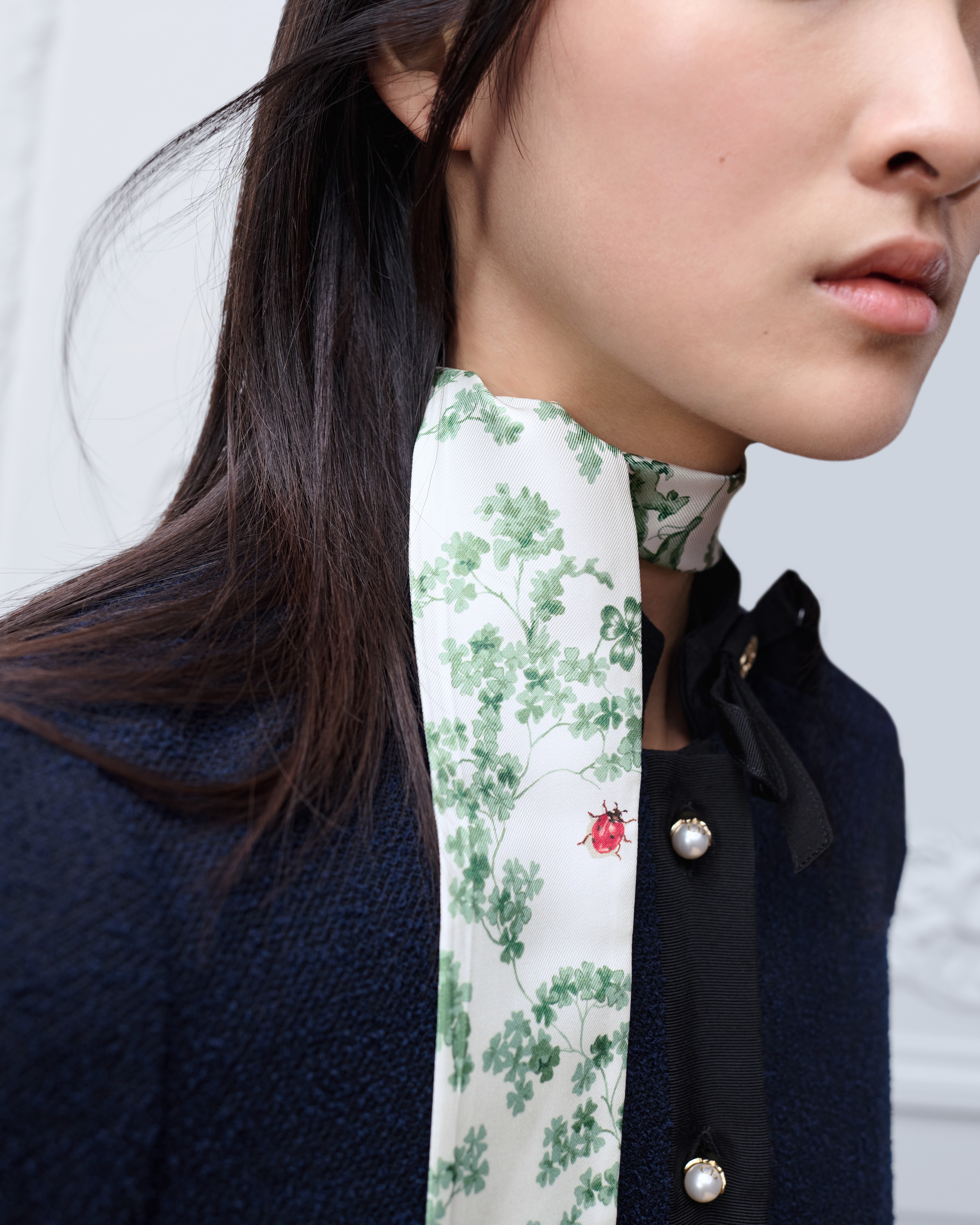 look_image_alt_prefix Mitzah 丝巾 白色桑蚕丝斜纹面料绿色四叶草茹伊印花 E12