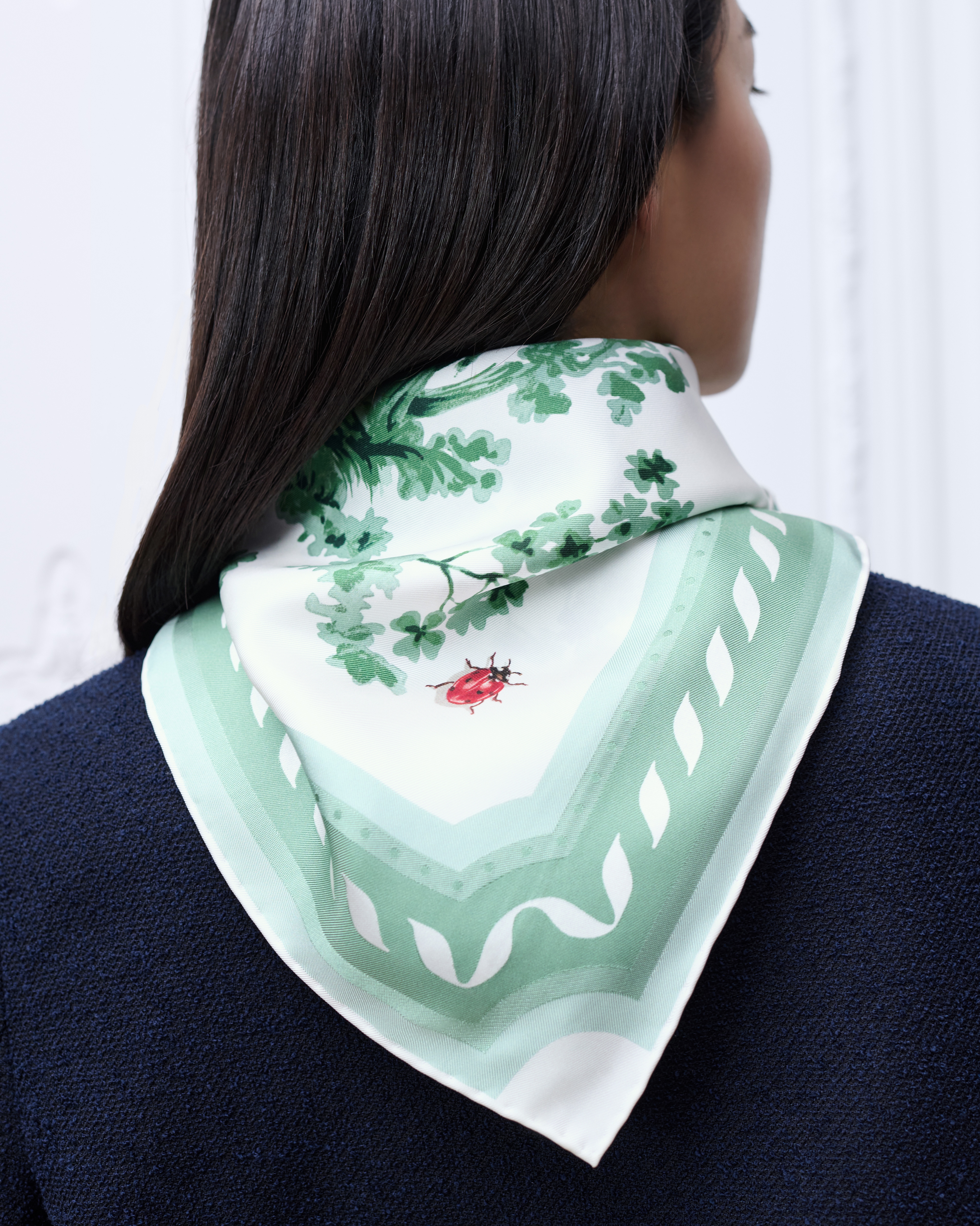 look_image_alt_prefix Dior 印花方巾 90 厘米白色桑蚕丝斜纹面料绿色四叶草茹伊印花 E09